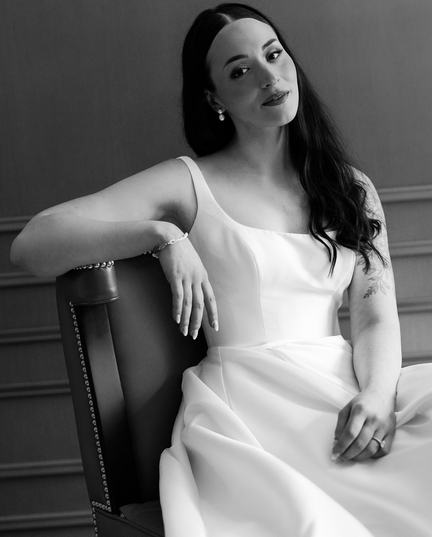 Un rêve éveillé;
le mariage d’Anne-Sophie & Cameron dans un jardin féerique dans la salle de bal de l’iconique Château Frontenac!
C’est la première fois que je photographie un mariage dans ce somptueux décor.
Je suis reconnaissante parce que ça c’est fait avec les deux personnes tellement humaines, relax, complices que je me suis sentie sur mon x toute la journée.
Merci pour votre confiance ❤️ c’est tellement précieux!
Et un gros merci à l’équipe exceptionnelle derrière cette magie!
.
Planification et stylisme; @elisabethb_eb
Fleurs; @fleurdeurope
Arts de la table; @lavieestunefete.ca
Lieu; @fairmontfrontenac @wedding_chateaufrontenac
Deuxième photographe; @alicemonnierphotographie
Papeterie; @mimosadesign.invitations
#quebeccityphotographer #quebeccityweddingphotographer #weddingquebeccity #elopmentphotographer #italyphotographer #greeceweddingphotographer #photographemariagefrance #franceweddingphotographer