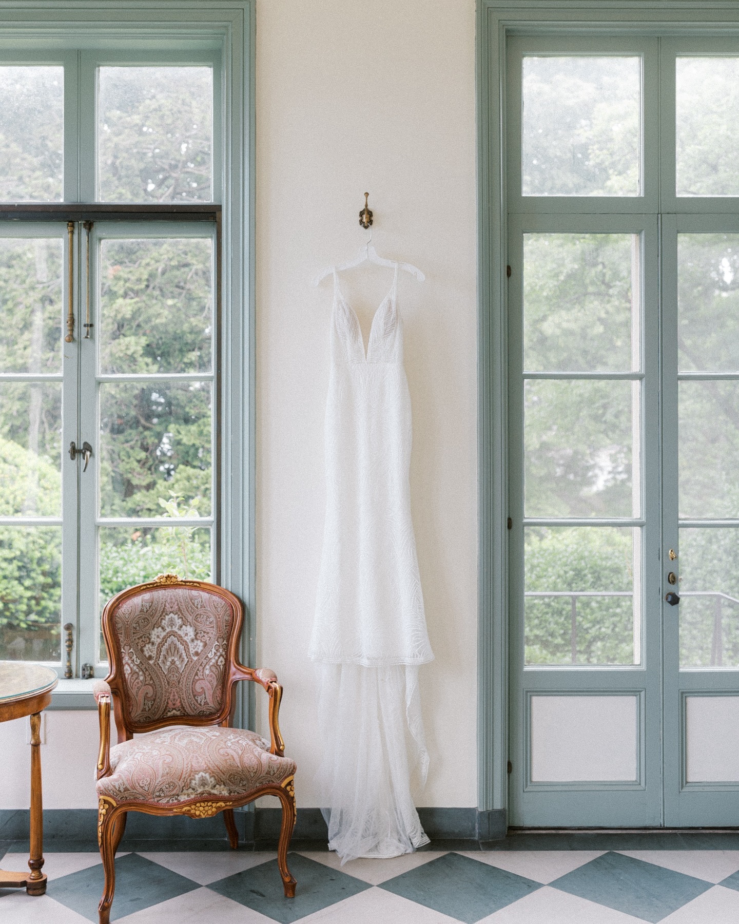 A perfect getting ready room to frame this gorgeous wedding gown at @misselwoodevnts 💚 🤍
.
.
.
#newportweddingphotographer #bostonweddingphotographer #maineweddingphotographer #newportwedding #newenglandweddingphotographer #destinationweddingphotographer #newenglandwedding #ctweddingphotographer #nhweddingphotographer #vermontweddingphotographer #stylemepretty #capecodweddingphotographer #weddingdressinspiration #riweddingphotographer #weddingphotographer #loveauthentic #marthastewartweddings #newportweddings #destinationweddings #flashesofdelight #misselwoodweddings #estatewedding #bostonwedding #bostonweddingplanner #maweddingphotographer