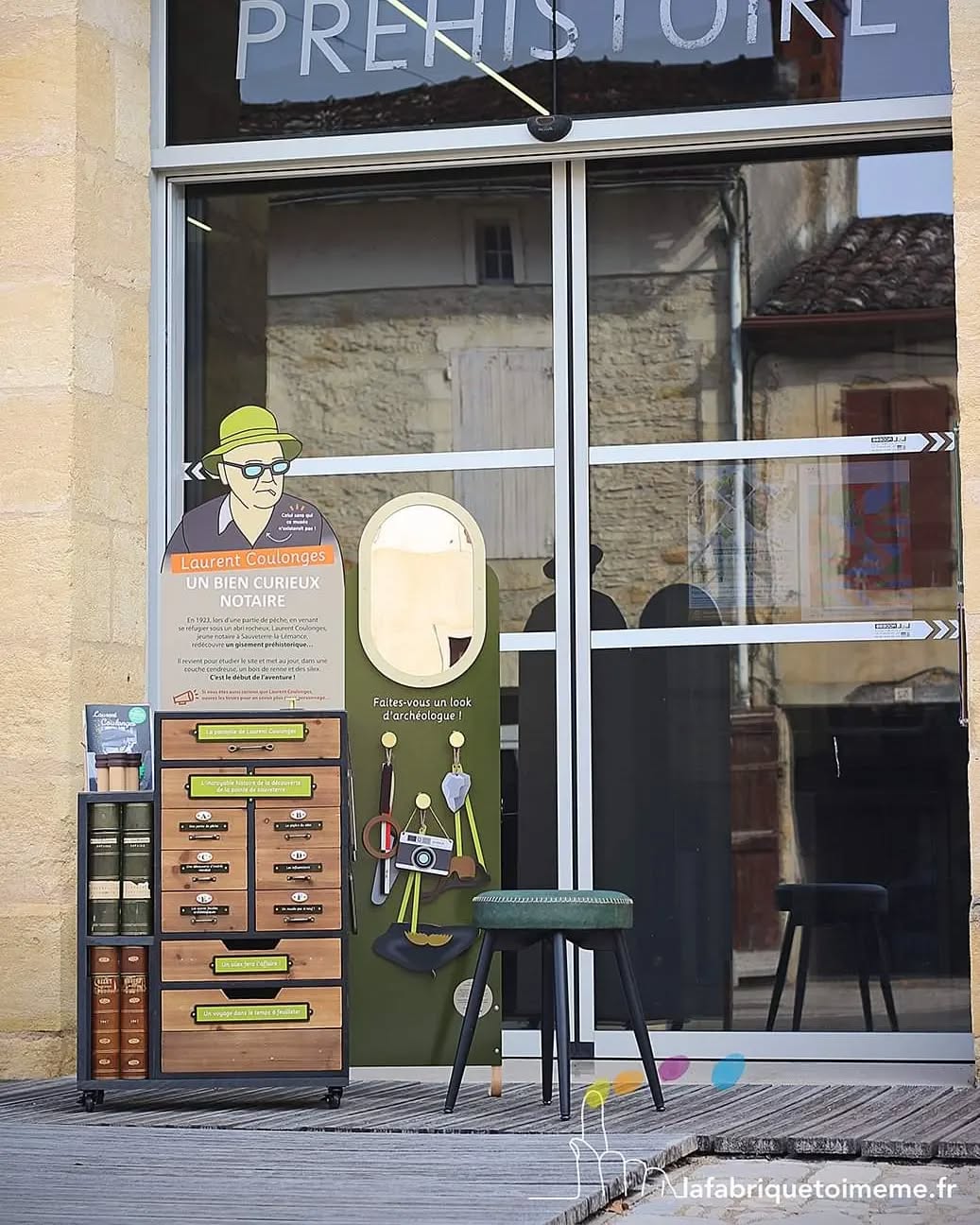 🧐🤔⁉️ Un CABINET DE CURIOSITÉS pour raconter la vie et l'oeuvre de Laurent Coulonges, un bien curieux notaire...
🥸Maître Coulonges (1897-1980) est à l'origine du premier musée de préhistoire à Sauveterre-la-Lémance. C'est lui l'inventeur du Sauveterrien : une culture mésolithique caractérisée par les microlithes, minuscules silex taillés n'excédant pas 2cm.
📚Ce module nomade présenté à @sauveterremp1923 Musée de Préhistoire remet en contexte des documents et des objets qui ont été confiés au musée par les descendants de Laurent Coulonges.
Le cabinet de curiosités est composé de :
👉 documents et objets : écharpe de maire, légion d'honneur, boîtes d'archives...
👉 éléments à manipuler : boîtes à odeurs, facsimilés de microlithes et de biface, des surprises à retourner, reproduction d'album photo à feuilleter...
👉 d'accessoires pour se mettre en scène avec un look d'archéologue rétro
..........
Ce module a été réalisé avec la complicité d'Alain Turq conservateur, Magali Birat @magb46 responsable du musée, Mélissa Choquet Pro, Thierry technicien tout terrain de Fumel Vallée du Lot et le soutien du Lot-et-Garonne, le Département
Avec la précision millimétrée d'@emilieblabla_graphiste et @christelleloubriat médiatrice-joueuse
💚Un grand merci à Bertrand Bachala pour son soutien sans faille dimanche et jours fériés, sa patience et sa visseuse🪚. Merci à nos mannequins Manon Jayant & Mathis Magassa 🧢
Découpe laser au @lab2r / La Fabrique Toi-Même fait partie de @collectif_wow - Collectif de médiation culturelle indépendante !
#prehistoire #sauveterre #sauveterrien #pointe #musee #museeenfamile #mediationculturelle #graphisme #lafabriquetoimeme