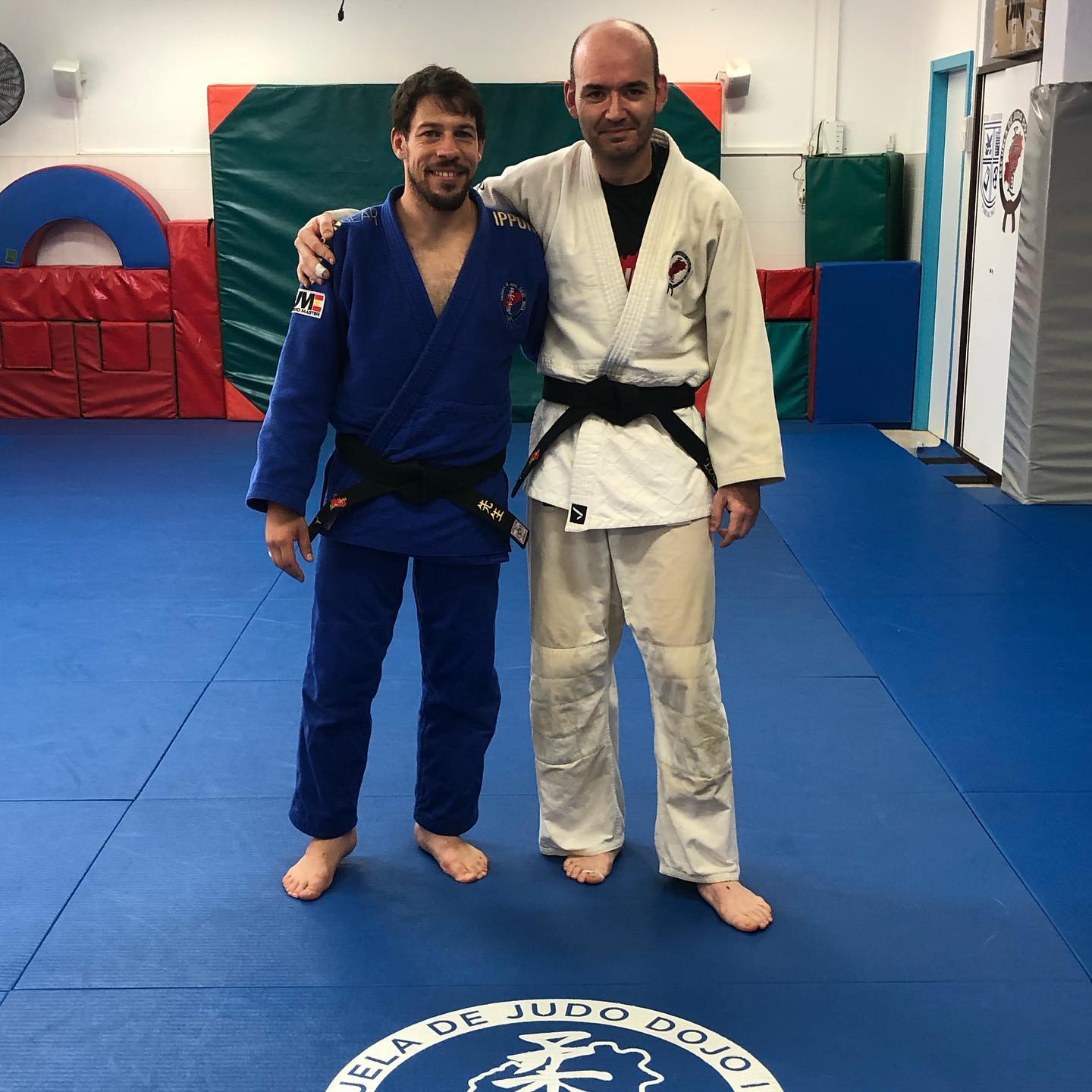 Esta semana hemos despedido a Ivan que vuelve a su tierra, Valencia después de 10 años en la isla. Ivan se ha convertido en unos de los compañeros del club más querido, de los que hacen grupo, con los que da gusto hacer judo, compartir Tatami y momentos fuera de el. Un muy buen judoka y aún mejor persona. Una de estas personas que todo club quiere tener como compañero. Aunque sabemos que te iremos viendo, se echará de menos no estar con nosotros día a día. Solo desearte lo mejor, porque personas buenas como tu se merecen que les pasen cosas buenas. Aquí tienes tu casa y tu familia
@chehomevlc