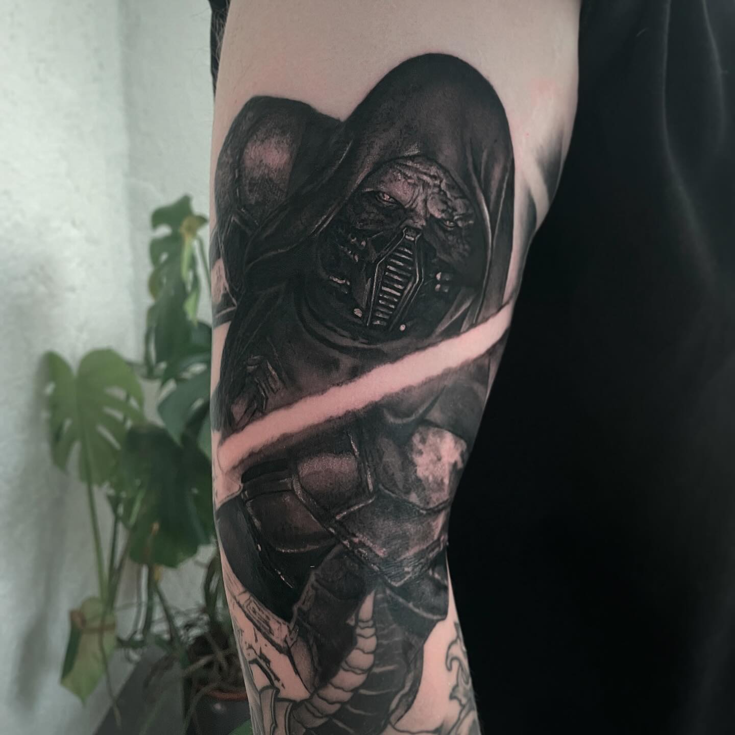 Darth Malgus - is a sith from the game „kotor“.
this work is not finished yet! i had so much fun with it and wanted to share it with you! thank you buddy @thommiee
#starwars #blackandgreytattoo #tattoo #gamingtattoos #darthmalgus #inkbooster #deathstartattoos