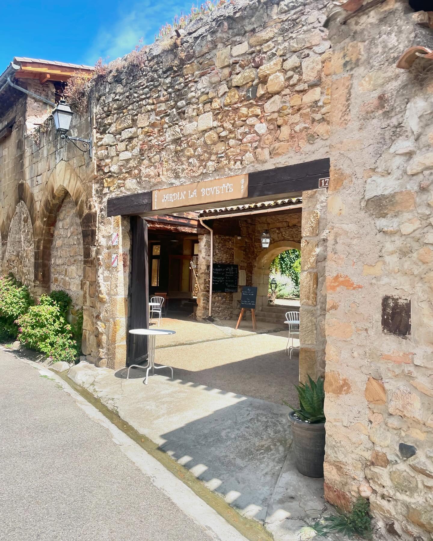 Cute lunch at La Buvette in Alet-les-Bains. The vista on this drive is completely different to the other side of Limoux (Carcassonne and Narbonne beach bound- straight roads and more open flat scenery with farms). On this 24 min journey you are driving towards Quillan and Couiza - bordered by hills and mountains that can reach up to 750m above sea level! Beautiful. This is the way you’d drive to the ski slopes. At La Buvette there is plenty of tree cover so it feels cool and breezy in this heat. The evening menu and outdoor kitchen look great so i’ll have to return of an evening to sample (see menus pictured). Parking is free along the roads. You could combine this trip with a visit to the Abbey, wander around the medieval village, canoeing on the river and then pick up supplies on way home for dinner at Super U or Lidl. #aletlesbains #labuvettealetlesbains #southoffrance