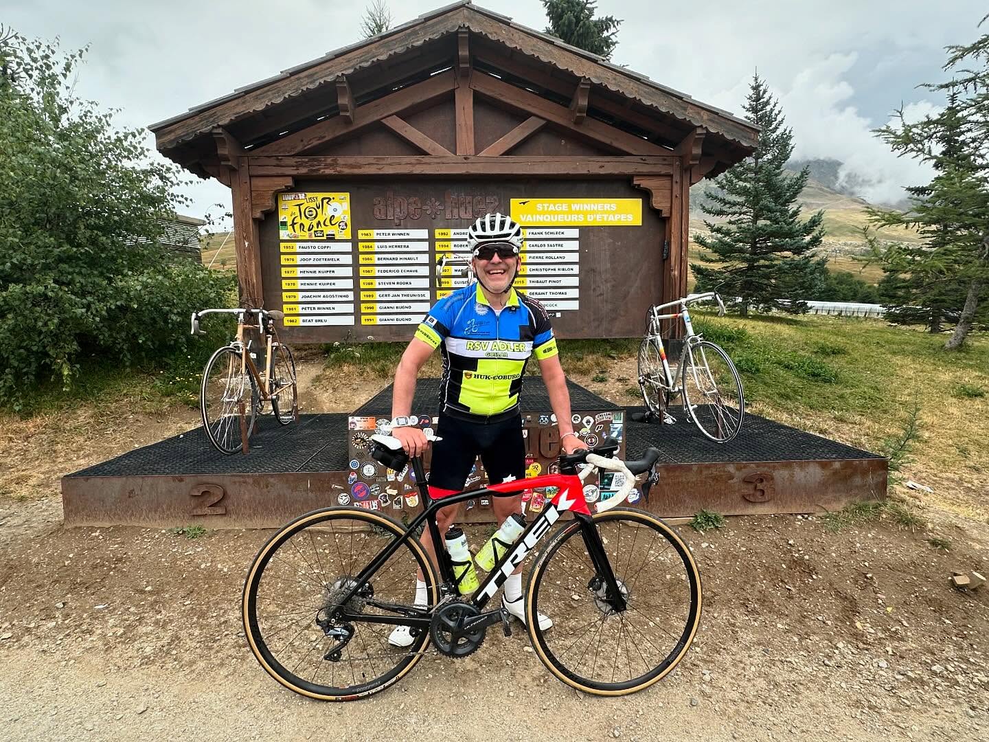 Attention s‘il vous plait! Adler am Aufstieg nach Alpe d‘Huez gesichtet😳🇫🇷 Bernd hat einen Strecken-Check gemacht, bevor morgen die Mädels der Tour de France Femmes dort hochballern.