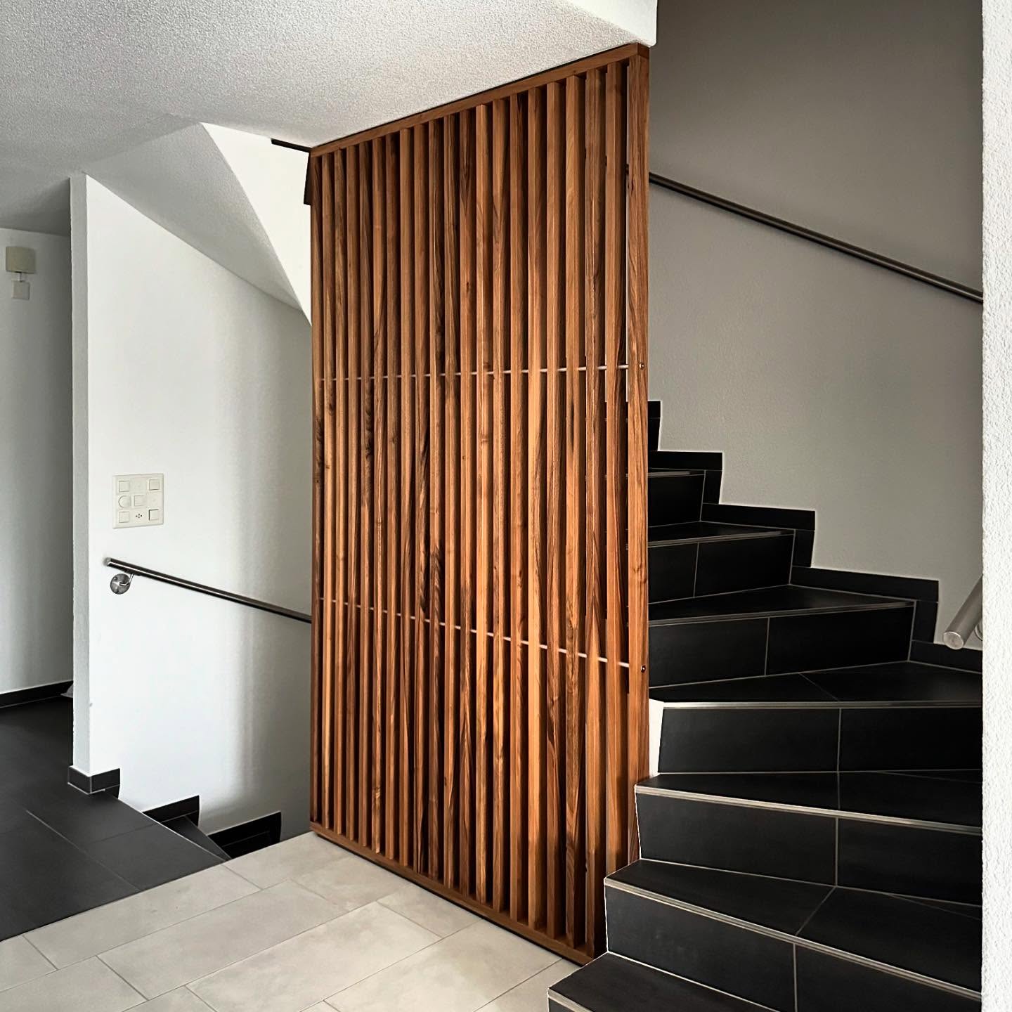Lamellenwand als Treppenabschluss #nussbaum #lamellenwand #liebezumhandwerk❤️ #marschallinnenausbauag
