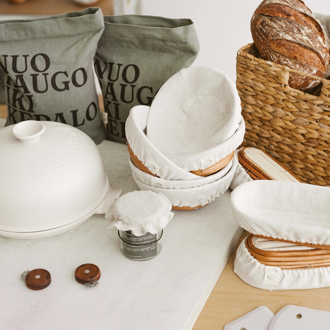 Nors savaitgalis dar tik įpusėja, buvo šaunu bent trumpam atsikvėpti, o dabar su nekantrumu vėl grįžtame pas tave. O grįžtame ne tuščiomis 🔎
Ne taip seniai dalinomės įrašu apie tinkamų įrankių svarbą. Jau labai nekantraujame kuo daugiau tau visko atskleisti, tačiau juk kur kas įdomiau mėgautis procesais iš lėto 😊
Tad, kviečiame akies krašteliu susipažinti su dalimi mūsų asortimento, kurį iš arčiau apžvelgti galėsi mūsų internetiniuose namuose www.rugsta.lt
#bakingtools #sourdough #sourdoughbread