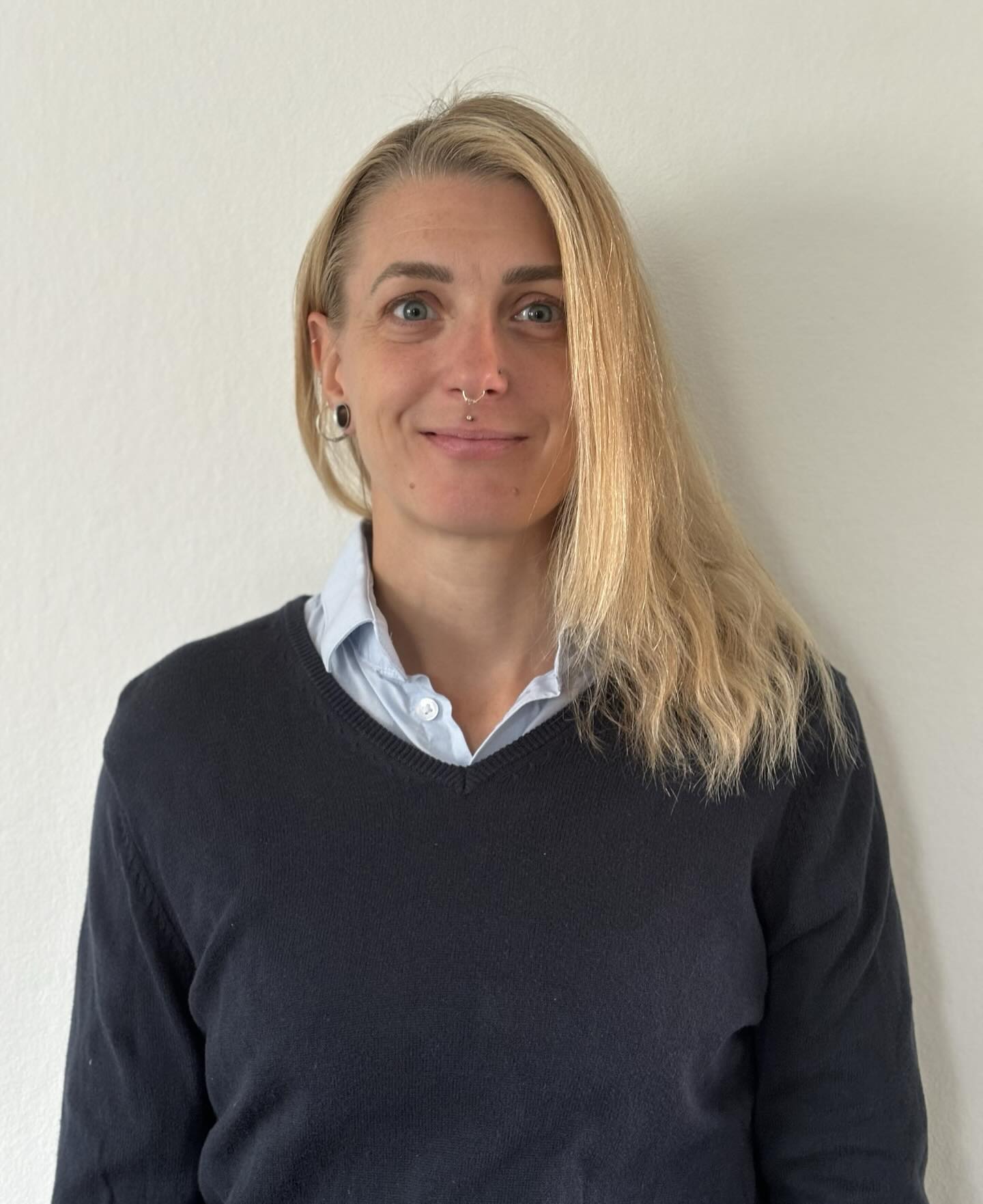 Säg hej till team Ömsas nya center i en ny konsultkedja. 👨👨👧
Tove Ek har erfarenhet och kompetens inom alla BESTs teknikområden.
Det ska bli så spännande att få hjälp av Tove i något av våra infrastrukturprojekt. Hennes ledaregenskaper, driv och positivitet lyser starkt. Ryggsäcken är full med erfarenheter bland annat som Platschef, Gruppchef Signal och arbetsledare.
Väldigt roligt att ha dig hos oss.
Hennes forwards presenteras inom kort. 😊
Varmt välkommen Tove Ek! 🌟
🔷 Hur kommer det sig att du började arbeta hos Ömsa AB❓
– Jag har under en tid varit nyfiken på hur det skulle vara att arbeta på den här sidan av bordet efter mina år på entreprenörssidan. Efter samtal med bekanta som arbetar på Ömsa och som berättade hur de trivs kändes det som ett optimalt läge att släcka den nyfikenheten.
🔷 Vad har du fått för uppfattning av Ömsa hittills❓
– Öppet, trevligt och strukturerat. Känner mig väldigt välkomnad och ser fram emot att lära känna alla bättre.
🔷 Vilka drivkrafter har du med ditt yrkesutövande❓
– Jag drivs av min nyfikenhet och viljan att lära mig nya saker samt lämna efter mig ett väl utfört arbete. Att ställas inför en klurig utmaning som kräver engagemang och problemlösning triggar mig och känslan av att sedan stå och se slutresultatet är också något som driver mig framåt.
🔷 Vad tror/hoppas du kunna bidra med hos Ömsa AB❓
– Jag hoppas kunna bidra till den goda stämningen samt med min ”aldrig ge upp”-anda. -Självklart hoppas jag att mina tidigare erfarenheter och mitt bagage också ska kunna bidra en hel del.
🔷 Vad gjorde du innan du kom till Ömsa AB❓
– Innan arbetade jag som Platschef på Strukton Rail inom deras projektverksamhet där jag ansvarade för projekt både mot Trafikverket och Trafikförvaltningen.
🔷 Vad gillar du att göra på din fritid❓
– Umgås med min familj och mina vänner, de är hjärtat i mitt liv. Träning, natur och musik ger också energi och lycka.