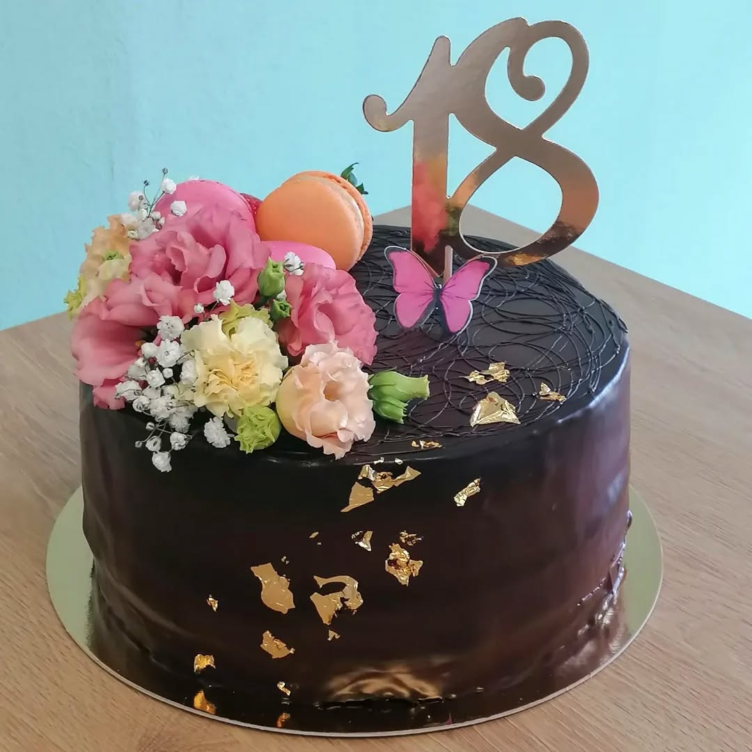 Dort z kvalitní čokolády a ovoce #chocolatecake #fruitcakes #sladkepohladi