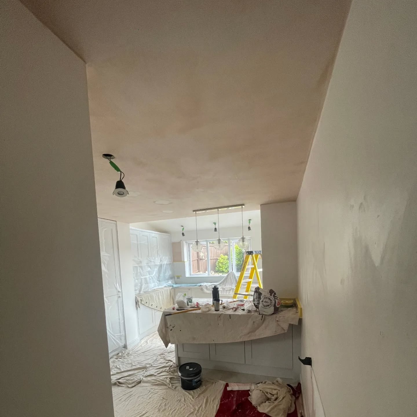 I have kitchen envy!!
The walls are @duluxuk easy care matt in white cotton. And the ceiling in pure brilliant white.
Contact me for a free, no obligation quote.
Based in Rainworth, NG21, travelling to surrounding areas.
07590535828