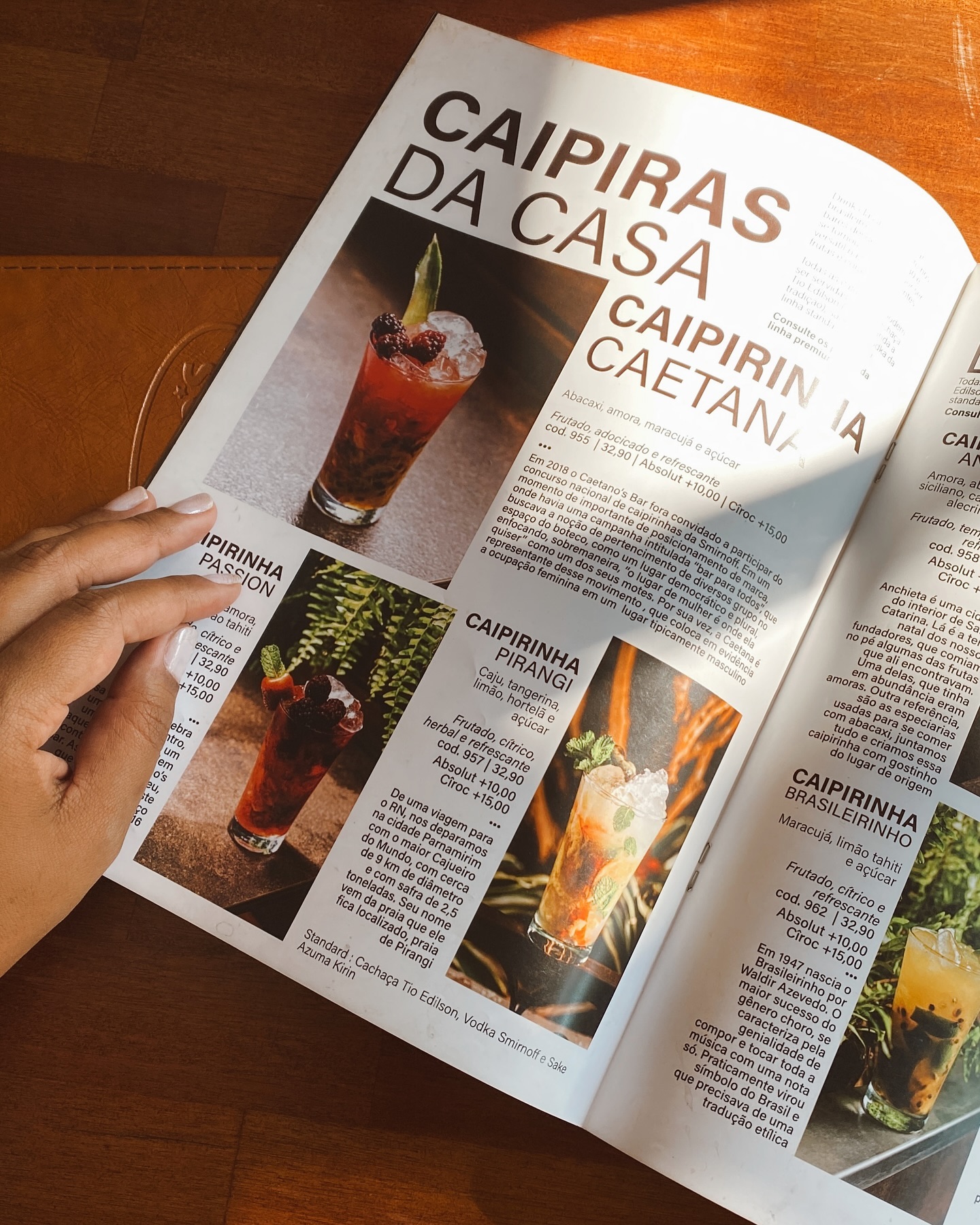 É impossível não pensar em branding praticamente o tempo todo... E sabe o que é mais incrível? Isso é maravilhoso! 😂
Hoje foi aquele típico domingo de tarde, em que a gente só quer relaxar, jogar conversa fora e aproveitar a companhia dos pais e do marido. Decidimos dar uma passadinha no @caetanosbar, achando que seria só mais um dia de bons drinks e boas risadas. Mas, olha só, o branding não me deixou na mão! 👀✨
Logo de cara, fomos surpreendidos com uma carta de drinks em formato de revista! E que revista! Não estou falando de um simples menu, mas de uma verdadeira aula de como contar histórias, com imagens incríveis e uma vibe que faz você sentir o espírito do bar em cada página.
Cada drink ali tem uma história, uma conexão com a essência do Caetano’s. É o tipo de experiência que vai muito além do sabor – você se sente parte da história. E isso gente, é o poder do branding em ação. Porque, afinal, detalhes como esses fazem toda a diferença e transformam uma simples visita ao bar em algo memorável.
Então, sim, até no domingo, em um passeio despretensioso, o branding está presente... e eu amo isso! 🍹✨
Quem aí ficou com vontade só de ver as fotos? ✨🤍
#brandingemtudo #brandingdesign #brandinginspiration #zn