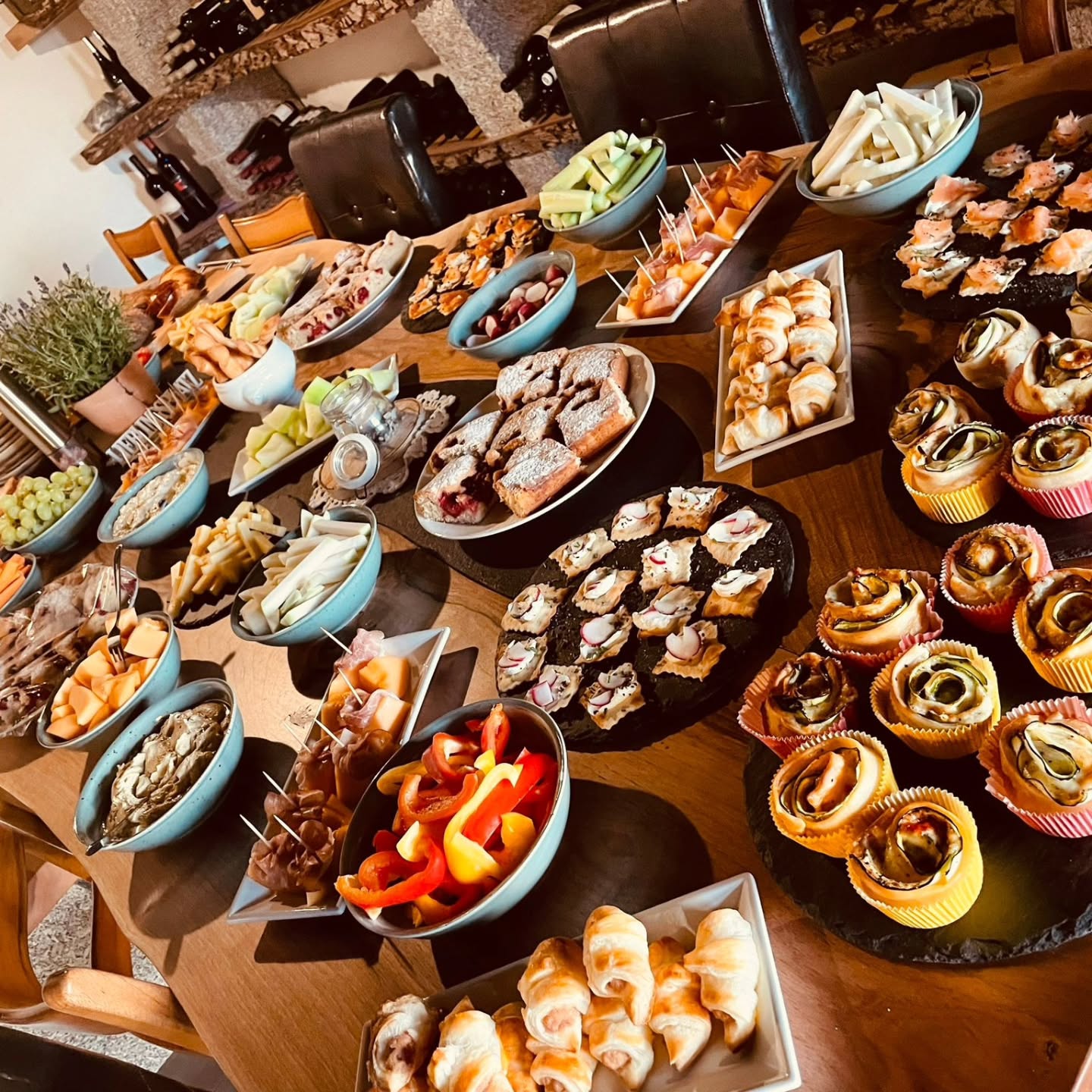 Danke für tolle Stunden bei verücktem Wetter beim Sunset-Yoga in Fischbach. Es war am Mittwoch das letzte Mal in diesem Sommer - danke an alle Teilnehmerinnen im Namen von @birchermichele und mir, dass du unser Herzensprojekt immer wieder mit deiner Teilnahme unterstützt.
#Sunsetyoga #Fischbach #Viniyoga