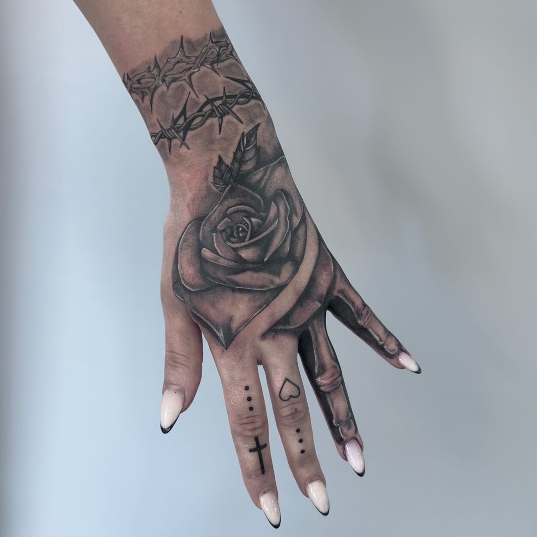 Hand tattoo von @berni_tattoo_art #tattoo #hand #rose #arbon #inked #inkedgirls #schweiz