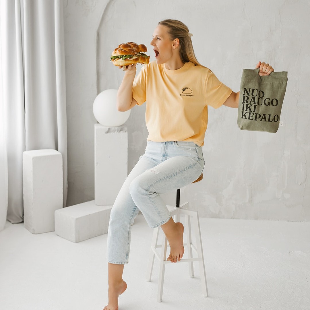 Esame ambicingos mamos ir iki rudens pradžios likus tik gerai savaitei ne tik 🥪, bet ir savo tikslus kandame dideliais kąsniais 🚀
O kad nepritrūktų šviežios duonos tavo 🥪 ir įkvėpimo naujiems tikslams, sukūrėme duonos maišą - NUO RAUGO IKI KEPALO* 👏
*Daugiau apie jį rasi www.rugsta.lt
#artisanbread #breadmaking #bakingbread #challah #merch #bag #breadbag #chaki #sunshine #sandwich #sourdough #bakingmamas #kaunas