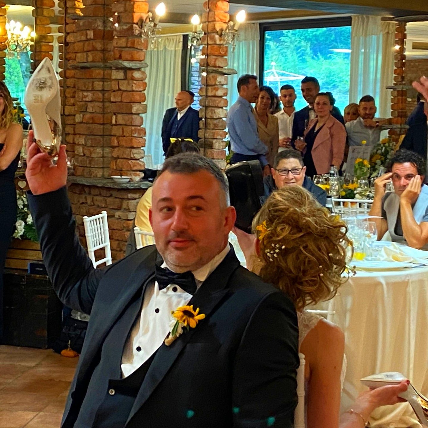 โจ Matrimonio da Sogno a Villa La Voliera Reale di Ternate โจ
Il giorno perfetto merita una cornice indimenticabile, e Villa La Voliera Reale di Ternate รจ il luogo ideale per realizzare il matrimonio dei vostri sogni. Immersa in uno scenario mozzafiato, questa villa storica offre eleganza, charme e unโatmosfera unica per il vostro giorno speciale.
๐ง Musica & Divertimento Senza Fine ๐ง
Con il nostro servizio Deejay, vi assicuriamo che ogni momento del vostro matrimonio sarร accompagnato dalle note giuste, dal romantico sottofondo durante la cerimonia ai ritmi coinvolgenti che faranno scatenare tutti in pista.
๐ก Light Design da Favola ๐ก
Per rendere ancora piรน magica lโatmosfera, il nostro servizio di light design trasformerร ogni angolo della villa in unโesperienza visiva unica. Luci soffuse, giochi di colori e scenografie luminose creeranno unโambientazione da fiaba, rendendo il vostro matrimonio davvero memorabile.
Siamo pronti a trasformare i vostri sogni in realtร !
๐
Prenotate ora e iniziate a progettare il matrimonio dei vostri sogni con noi!
#weddingparty #deejay #matrimonio #lavolierareale #animazione #lightdesign