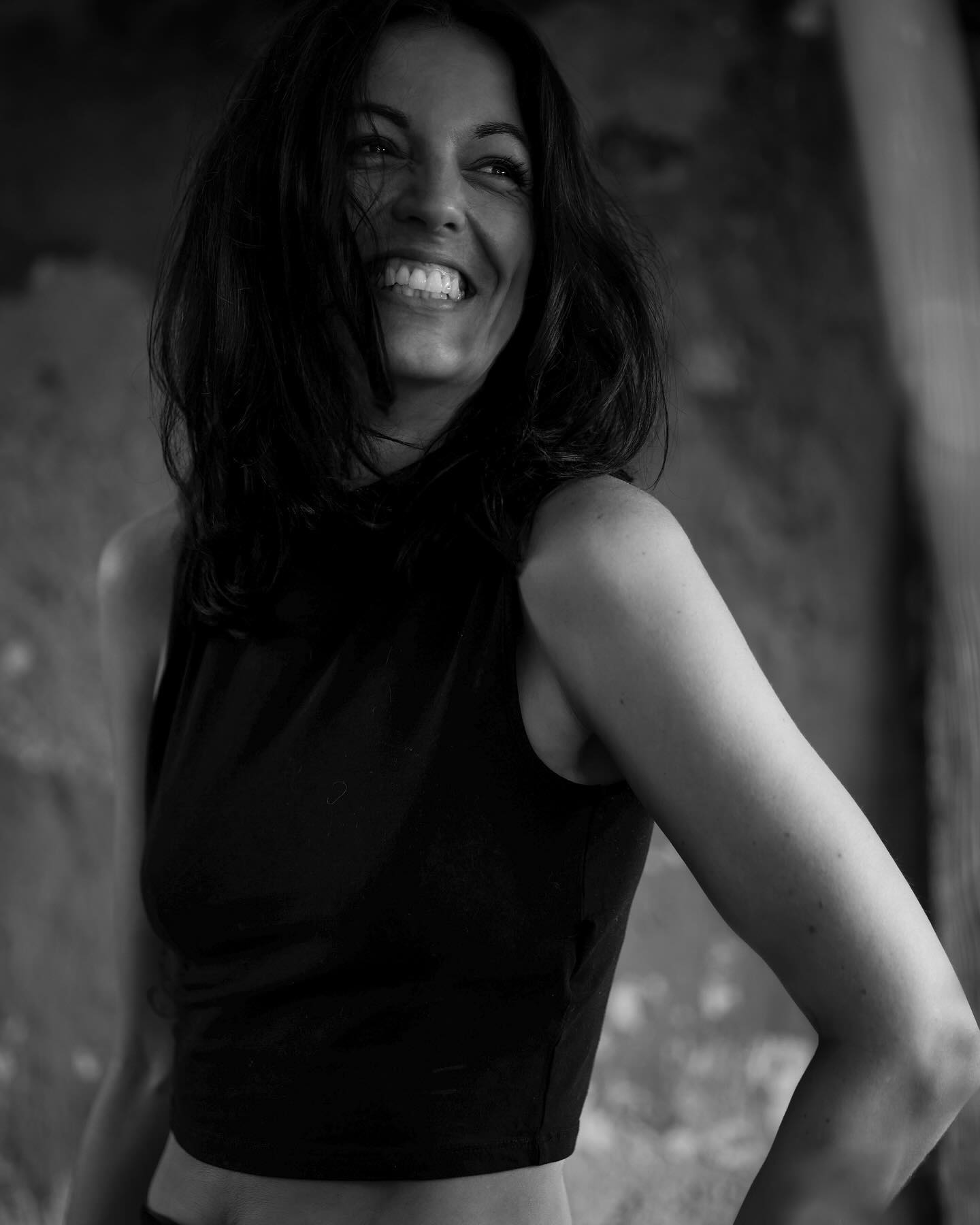 Hallo, mein Name ist Bianca Öhm-Klumaier und dies soll kein gängiger Vorstellungspost werden👋🏼
Viele von euch folgen mir hier auf meinem beruflichen Profil schon etwas länger und haben sich so vielleicht schon ein kleines Bild von mir machen können #thankyouforbeinghere
Was kann ich also außerhalb der Lebenslaufeckdaten
💍Verheiratet
💃Bewegungs-und Tanzpädagogin
💁🏻♀️39 Jahre
📌Gerasdorf
hier schreiben?
Vielleicht eine tiefe Wahrheit über mich:
Lang antrainiert- der Kopf führt. Ja ich bin eine Planerin, denke und überlege unfassbar viel und Professionalität ist mir zumindest ein sehr hohes Gebot.
Eigentlich alles fein, aber „eigentlich“ bin ich eine Fühlerin. Mein Herz, mein Bauch muss führen dürfen, sonst werde ich krank. Ja, und das schreibe ich hier nicht nur so, es ist faktisch ganz genau so wie es hier steht #facts
Also, wie würde ich mich und meine Arbeit hier also beschreiben: ich lebe und liebe mit allem was mein Herz mir gibt. Nichts an meiner Arbeit kann ich ohne dieses Herz tun- glaub mir, ich habe es so oft versucht. Nur ein Job, nur ein Treffen, nur ein Kunde, für Geld, Versicherung und Sicherheit. Nicht so ernst und wichtig, nicht so persönlich nehmen. That‘s einfach not me.
Ich bin meinen Werten ob privat oder beruflich verbunden und muss sie leben. Meiner Herzenswahrheit folgen. Mit Leidenschaft, mit „Zu viel sein“, Empahtie und ganz viel Eigenantrieb.
Und genau das ist es, was ich hier über mich und die (Tanz)Arbeit mit mir aus vollem Herzen erzählen kann:
Mein Herz muss frei sein, mein Herz muss führen dürfen, im Leben, in der Liebe, im Tanz. Ich möchte Verbindung, Tiefe und Erkenntnis
That‘s all that matters to me❤️
Herzlichst
Bianca
Foto und Bearbeitung @ann_saskia
#auseinemtanz #wahrheit #vorstellung #thatsme #tanzen #profil #profilbild #dancing #heart #passion #followyourheart #whatmatterstome #gerasdorf