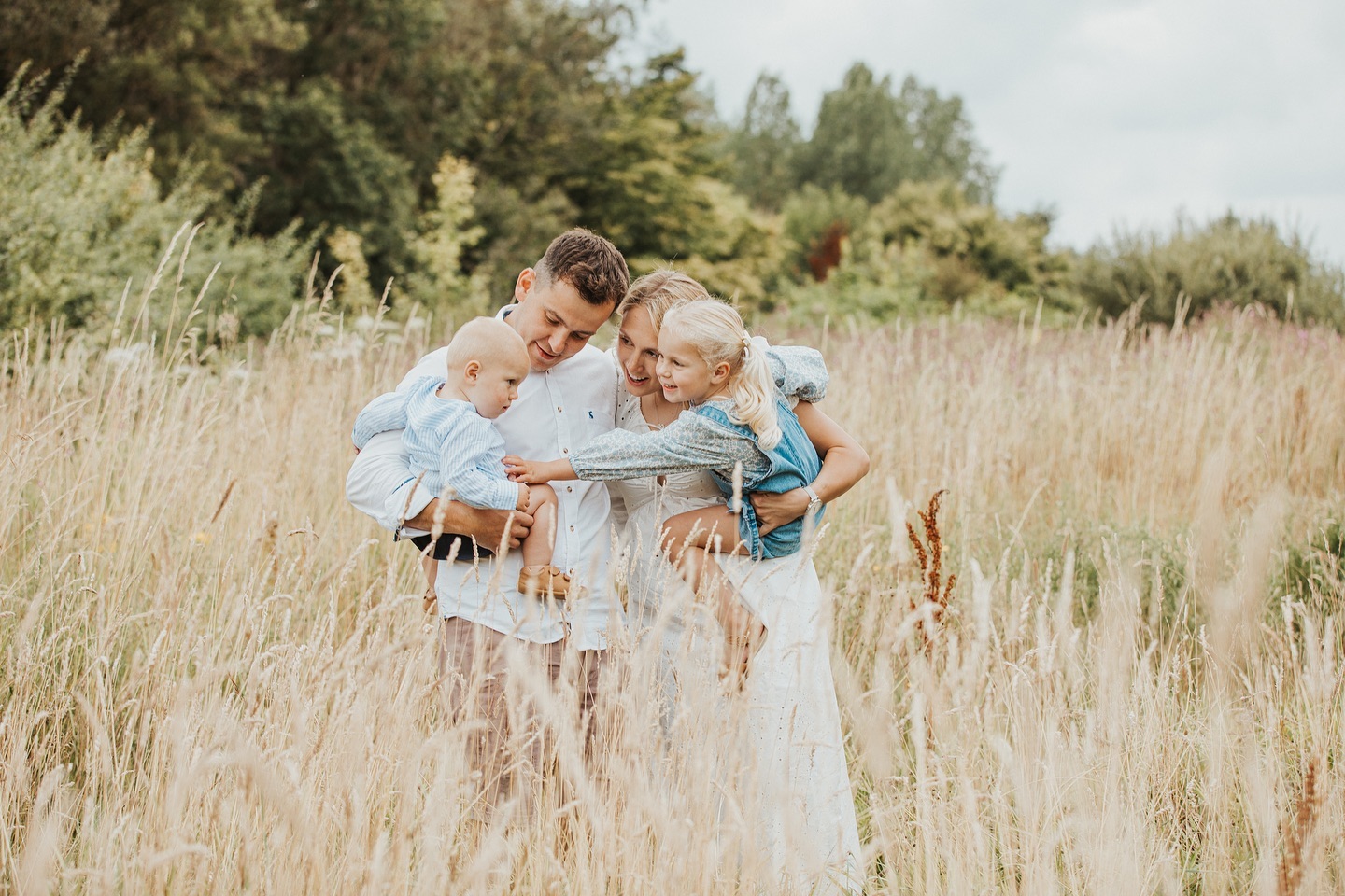 I had the absolute pleasure of welcoming back Sammie & George, who I did their wedding photos for a few years ago. This time they were joined with their two gorgeous children; Delilah & Hendrix🥰
The whole shoot from start to finish was so special and filled with so many natural moments, laughter and love. I loved capturing these natural images🥲
Hendrix turned one recently, so we marked the occasion with a little cake, of course shared with big sister🫶🏻
Thank-you so much for coming back, I hope to see you all again in the next few years 🤍