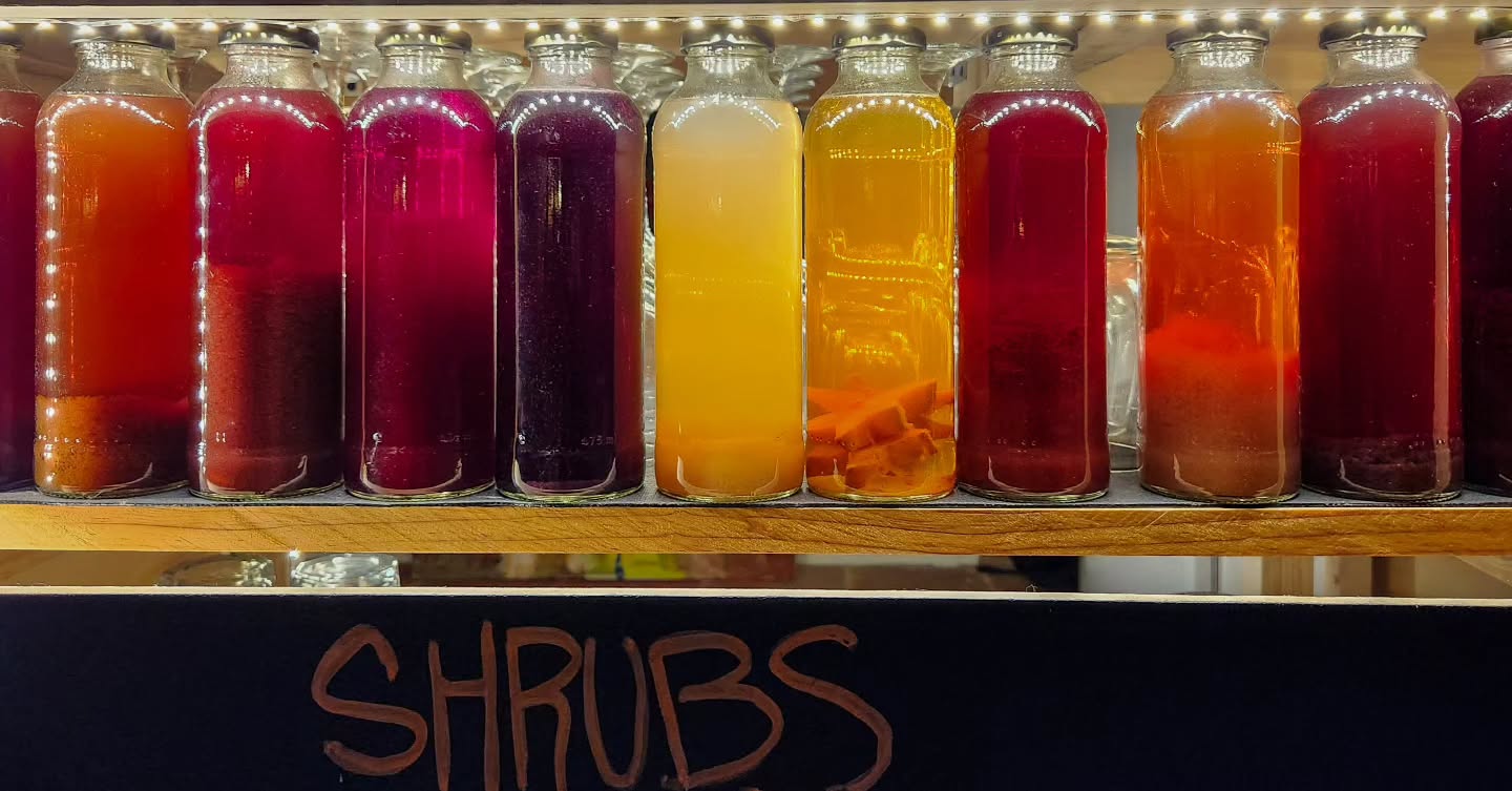 Nuestros shrubs, hechos con amor en Montagu. Salud por las nuevas experiencias de sabor! 🥂 montaguantigua #Shrubs #CraftCocktails #closeddoor #openkitchen #speakeasy #antiguaguatemala #restaurant