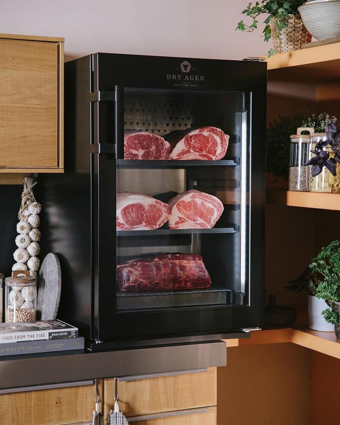 The King of your Kitchen 👑🔥
Mit dem DRY AGER wird deine Küche zur Gourmet-Oase. Perfekt gereiftes Fleisch und mehr, direkt bei dir zu Hause. Kinderleichte Bedienung, professionelles Ergebnis – und ein Design, das beeindruckt. 🥩🍽️✨
#dryager #homeaging #SteakHouseAtHome #Kücheninnovation #Steaklover #meatlover