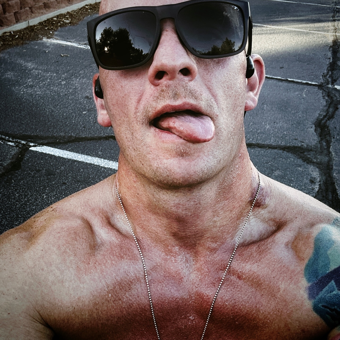 So I’ve been cruising through the Southwest now for a while, and it’s obviously not for the first-time visits, love for guns, or any Wild West nostalgia. The reason is much more personal—something about the deserts & canyons, the combination of ruggedness and playfulness, allows me to better sync mind, emotions and body. Inspired by the epic hikes from last year’s celebration of turning 40, I’ve added new layers to the challenge. Everyday, when I’m back from a hike, I’m adding extra workouts: (1) callisthenics with the Freeletics app, (2) hitting my monthly 120km jogging goal and (3) introducing a new abs/core routine with a slam ball (my new bestie).
It’s exhausting, sure. But it’s equally rewarding, and it’s exactly what I need right now! Thank you #babounet @simondebesac
#PushYourLimits #SouthWest #MindAndBody #NoExcusesKurwa #PokonajSiebie