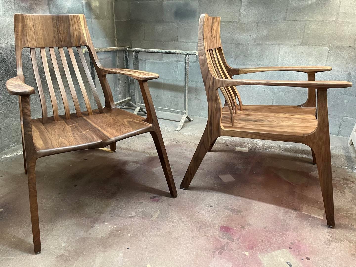 End of a productive week. A pair of sculptured walnut Listening chairs on their way to @handmadelife.shop
#intheworkshopthisweek #sculpturedfurniture #franschhoeklife
