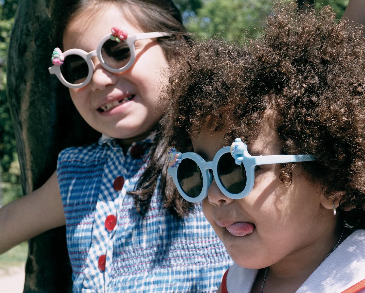 ¡Gafas, risas y mucha diversión al aire libre! 😎🌞 Porque con Sumsun, cada día es una nueva oportunidad para jugar y proteger sus ojitos con estilo. 🕶️🌈 #Sumsun #GafasConEstilo #diasdesol
Photo @valentiina.gonzalezz
Styling @tje.ria
