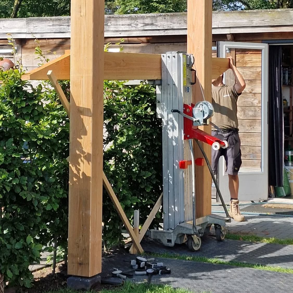 Een mooie dag voor buitenwerk. Vandaag opstap met #ameto . De basis voor een grote #carport neergezet.
#snijdthout #meubelmaker #interieurbouw #houtbouw