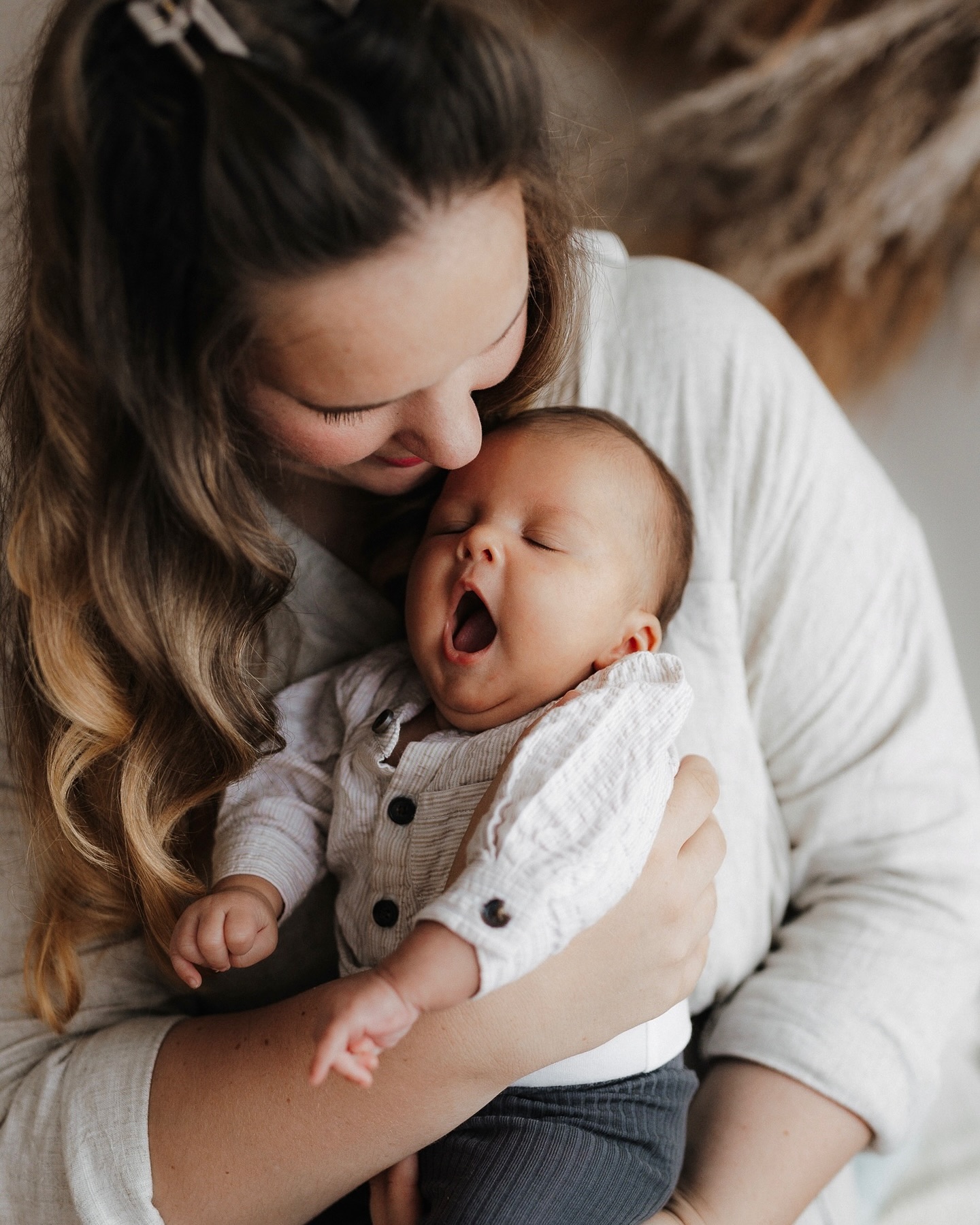 Es gibt Momente im Leben, die einfach unvergesslich sind – die ersten Tage als Mama gehören definitiv dazu.
Ein Fotoshooting bedeutet mehr als nur schöne Bilder, es ist eine wertvolle Erinnerung an die innige Verbundenheit zwischen Mama und Kind. Die ersten gemeinsamen Tage, die zarten Berührungen und das tiefe Gefühl der Liebe – all das wird in diesen Fotos festgehalten und erzählt eure ganz persönliche Geschichte.
Ein solches Shooting ist nicht nur eine Hommage an diese besondere Zeit, sondern ein Schatz, den ihr für immer bewahren könnt…🤎
#newbornfotoshooting
#newbornfotografie
#newborn
#neugeborenenfotografie
#fotografinhamburg
#natürlichefotografie
#familienfotografinhamburg
#babyfotografie
#hamburg
#rahlstedt
#helloworld
#unvergesslichemomente
#familienglück
NEWBORN
FOTOSHOOTING
FOTOGRAFINRAHLSTEDT