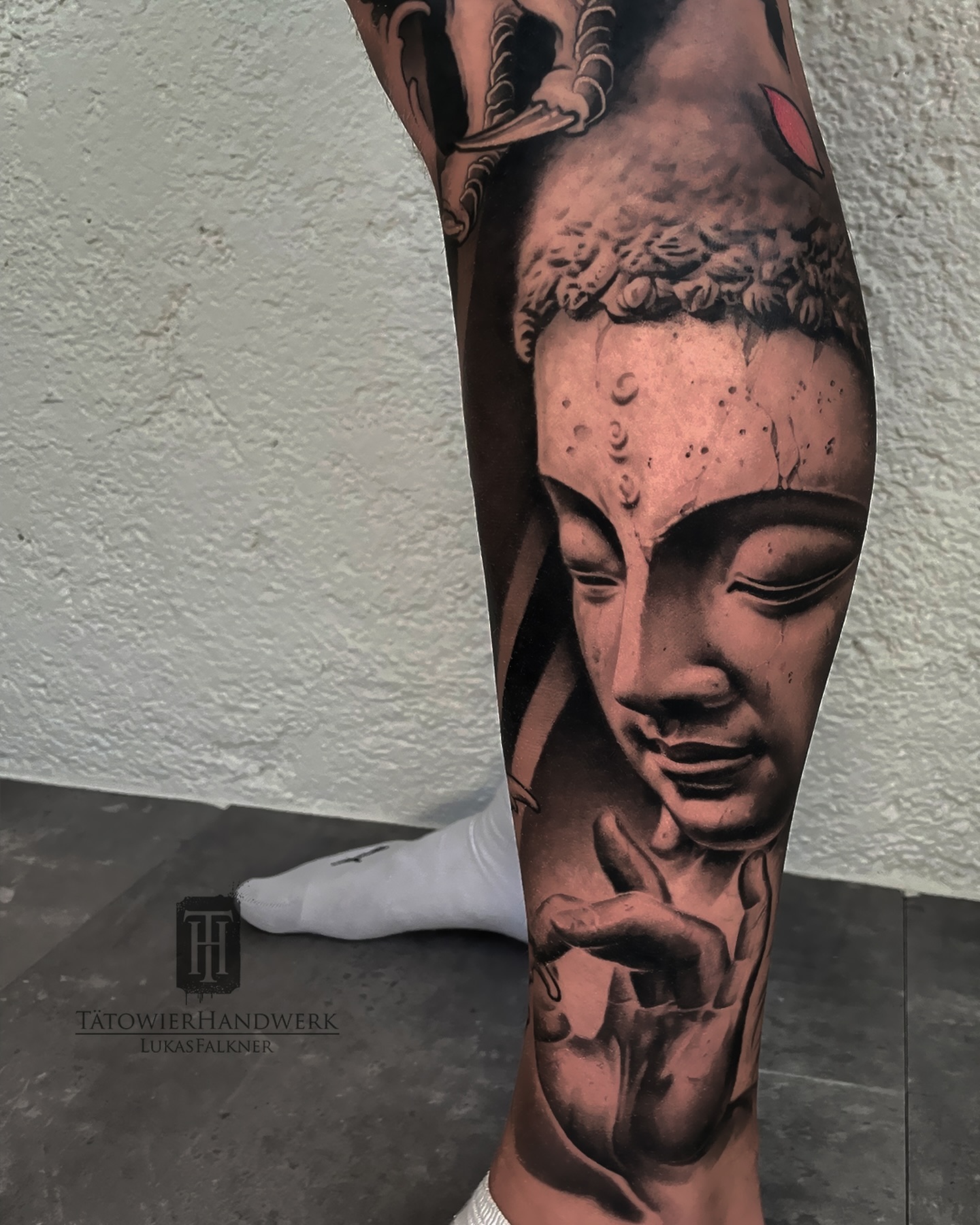 In traditional irezumi, the buddha is depicted in various ways. The slim representations are rare and usually appear in specific historical or regional styles. The cherry blossoms, called Sakura, are also a central element in traditional irezumi and carry deep symbolic meaning.
#Irezumi #BuddhaTattoo #cherryblossom #sakura #Tattoo #Tattoos #ink