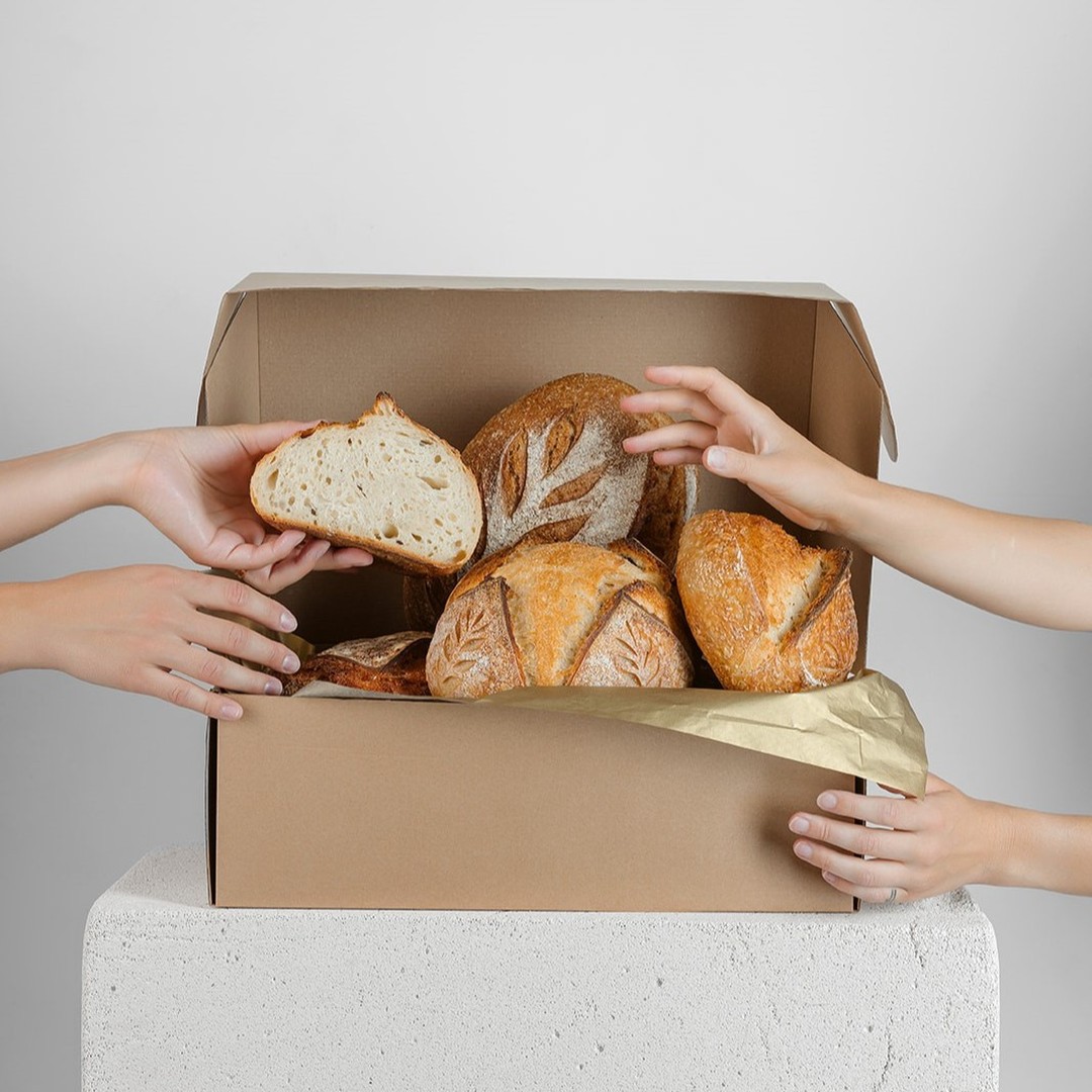 Jau girdėjai, kad rugsėjį Rūgsta startuoja su elektronine parduotuve, kurioje bus galima rasti visus, su duonos kepimu namuose susijusius, įrankius, produktus bei naudingą informaciją.
Niekaip neįsivaizduoji savęs kepančio?👨🍳
Kviečiame suklusti, nes šalia el. parduotuvės, norime tau pristatyti ir kitą mūsų naujieną, tai - DUONOS PRENUMERATĄ!🎉
Kartą arba du kartus per mėnesį, siūlome tau pasinerti į dar neatrastus natūralaus raugo duonos ir kitų raugo kepinių skonius.
Paprasčiau tariant, duonos prenumerata - natūralaus raugo gaminių rinkinys, kurį sudaro:
🌾natūralaus raugo duona
🌾natūralaus raugo saldus gaminys
🌾rinkinį papildanti staigmena
Nori išbandyti?🤩Sulauk mūsų starto, keliauk į www.rugsta.lt duonos prenumeratos skiltį, prenumeruok ir mėgaukis neišeidamas iš namų!
#breadsubscription #sourdough #sourdoughbread #breadbox #exclusiveoffer