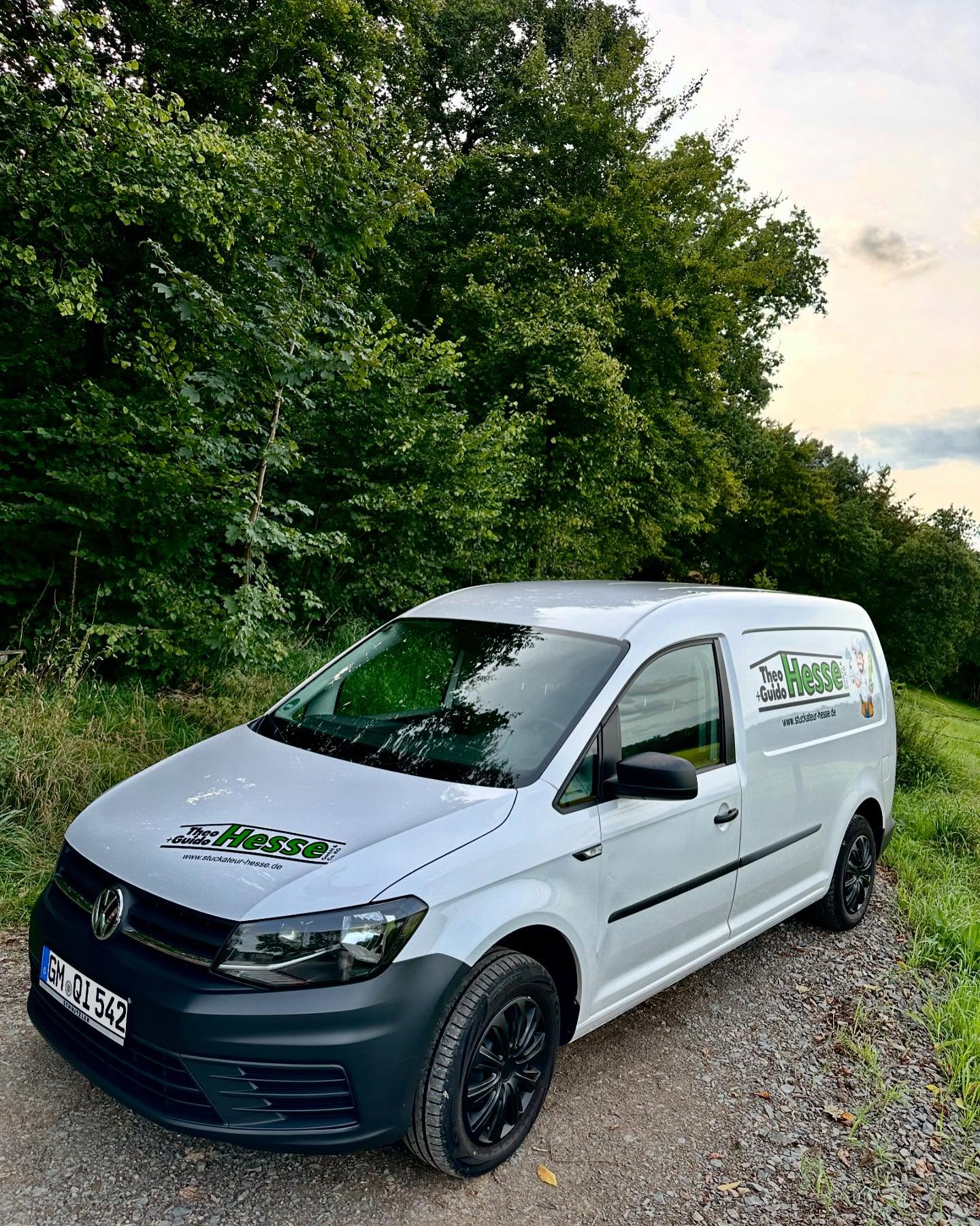 Guckguck 🙋🏼♂️,
vielleicht habt ihr mich-mit meiner neugestalteten Werbung-schon in Olpe und Umgebung gesehen? 😎
Ich bin der der neue Weggefährte der Firma @stuckateur_hesse, ergänze meine Kollegen im Fuhrpark und sorge dafür, dass die Jungs gut und sicher von Baustelle zu Baustelle gelangen. 👷🏽♂️🏁