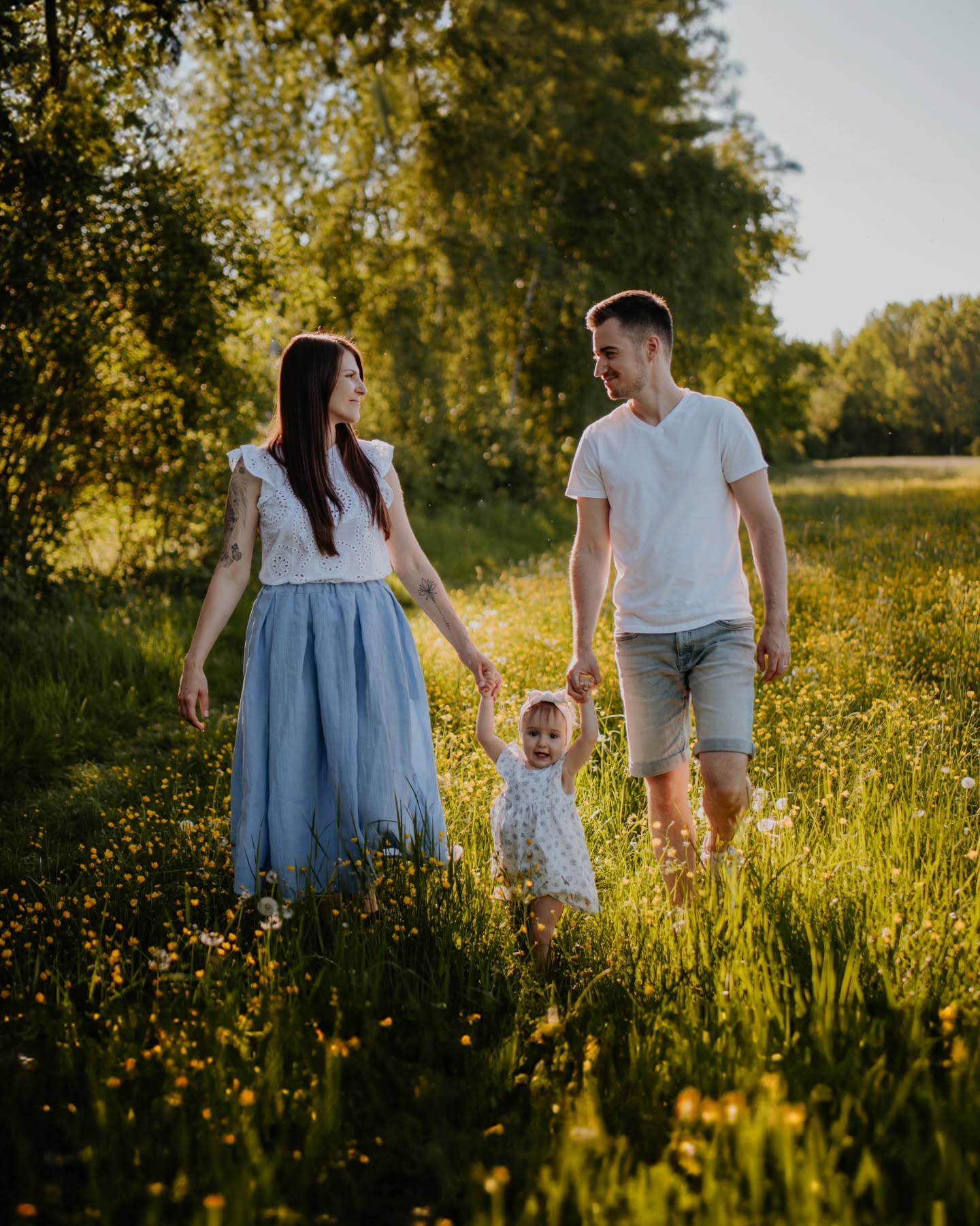 Familienshooting zwischen Butterblumen 🌼
Eigentlich war eine andere Location geplant, da der Mähdrescher aber schneller war, mussten wir auf eine andere Stelle ausweichen und sind in ein Meer aus Butterblumen gestolpert, es hätte schlimmer kommen können 🤭. Oder was meint ihr? 😄
#familienshooting #familienfotografie #familie #fotografie #momentfotografie #fotoshooting #family #babyshooting #familienzeit #kinderfotografie #ck #photography #familienfotografin #shooting #familienfotograf #babybauchshooting #familienfotos #neugeborenenfotografie #familienfotograf #newborn #love #liebe #kinderfoto #frühlingsshooting #outdoorshooting #fotografthüringen #familyshooting #couplephotography #portrait #familienleben