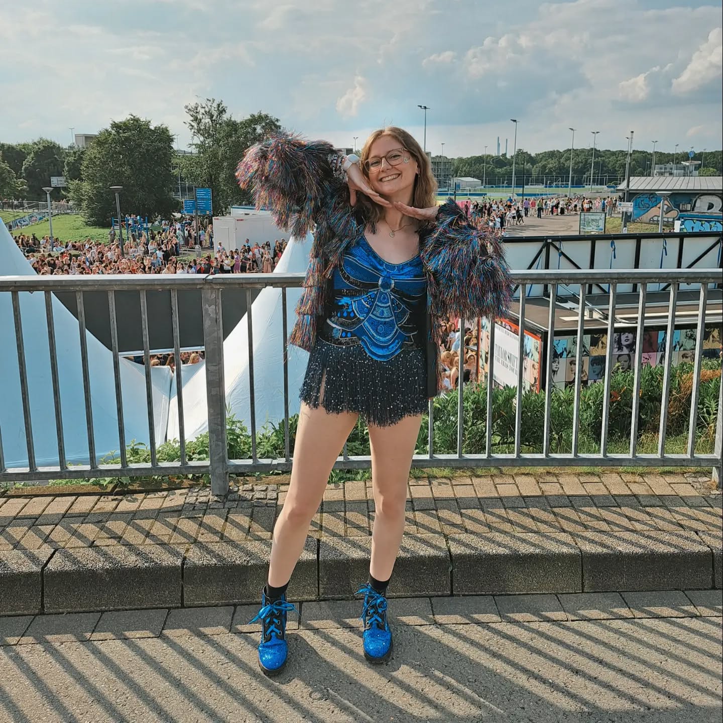 🌻🖤Eras Tour.
Es haben vermutlich alle schon mitbekommen, aber während ich mich im Sommer etwas rar auf social Media gemacht habe, war ich unter anderem auf der Eras Tour. (Nachdem ich 252627 Stunden in dieses Outfit gesteckt habe.)
Dieser Sommer ist grundsätzlich einer der Besten jemals, trotz Stress, Chaos, Deadlines und allem drum herum. (Ich könnte 36282 Posts zu Dingen machen, die ich diesen Sommer gemacht habe.)
Aber Taylor f**king Swift war eines der absoluten Highlights.
Jetzt sind die Europa Konzerte durch, die Eras Tour geht dem Ende entgegen und ich kann auch einen Monat später nicht fassen, dass ich dort war. Ich meine, bei Anti-Hero war sie so nah??
Die Musik von Taylor Swift ist seit 2007 Teil meines Lebens und in den letzten Jahren noch mehr als zuvor, weil sie jede Schreibsession begleitet. Popcorn wäre ohne das Album Red niemals so entstanden, wie es nun ist. Das Projekt zu dem ich noch nicht sagen kann, hat Cruel Summer als inoffiziellen Titelsong.
Es waren wunderschöne Tage mit wundervollen Menschen und ich werde wohl noch eine Weile halb heulen, wenn ich daran zurück denke.
This night is sparkling, don't you let it go.
#boostagramgermany #bookiesunited #bookishlove #bookaholic #bookaholic #bookiesupport #erastourtaylorswift #erastouroutfit #taylorswift #swiftie