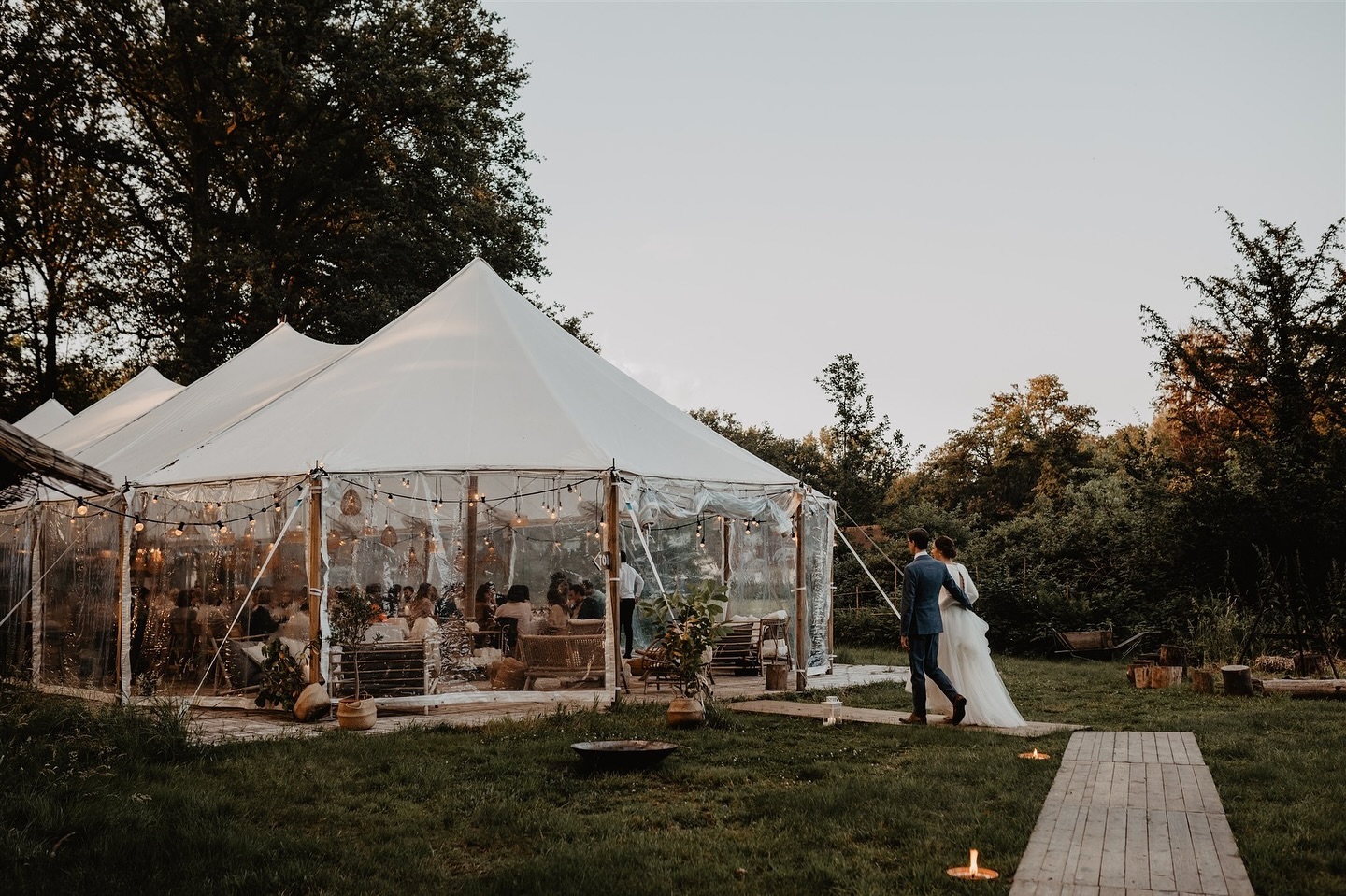 Volgend weekend mag ik nog een keertje op deze prachtige locatie. En het ziet ernaar uit dat we voor het eerst deze zomer niet gaan moeten terugvallen op ons regenweer-plan B. Al heeft het zonneke bij C&D toch ook heel erg haar best gedaan na enkele verzopen weken âïž.â
â
Locatie @bleyckhofâ
Fotograaf @anneleenjegersâ
â
#tenthuwelijk #outdoorwedding #buitentrouwen #trouwenindenatuur #weddingplannerantwerpen #weddingplannerbelgie