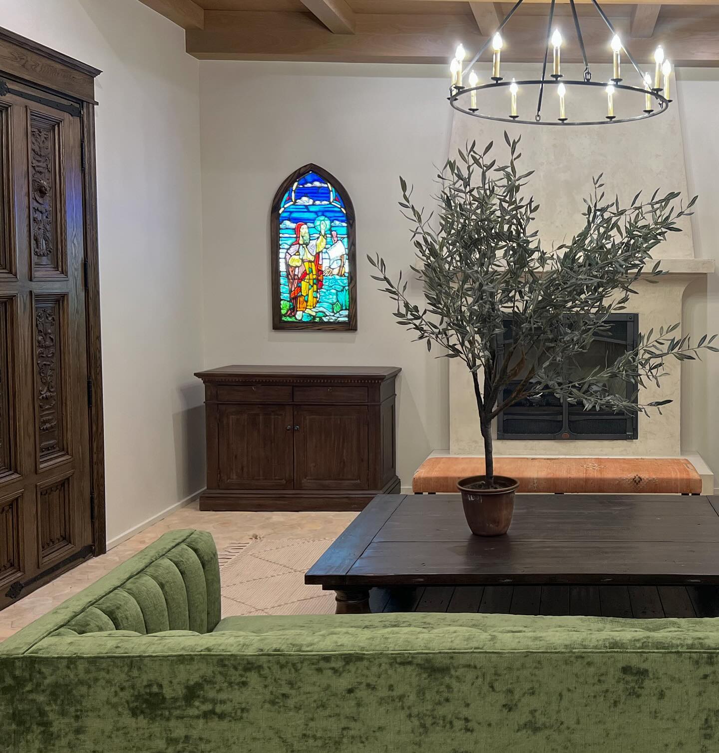 Blending history with modern elegance! 🌟
Our latest renovation beautifully integrates antique elements with historical touches, creating a space that honors the past while embracing contemporary style.
#RenaissanceRemodel #HistoricCharm #AntiqueElegance #RenovationMagic