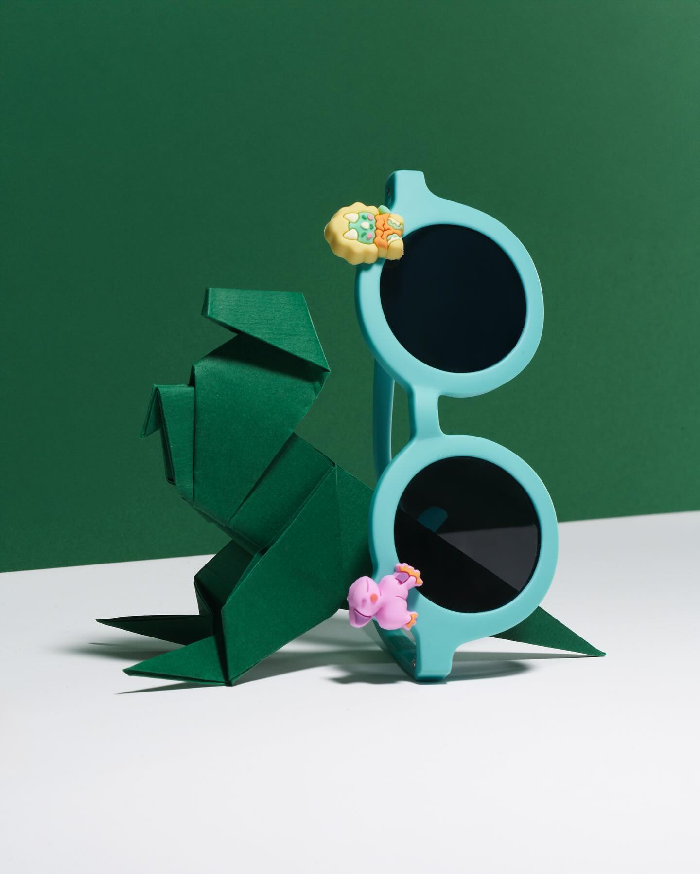 ¡Domina el juego con estilo jurásico! Las gafas Dinos de Sumsun traen la valentía del T-Rex y la sabiduría del Stegosaurus a la moda de los más pequeños. 🦖🌈 Listos para una aventura épica con Rex, Trixie, y la pandilla? #EstiloDino #SumsunDinos