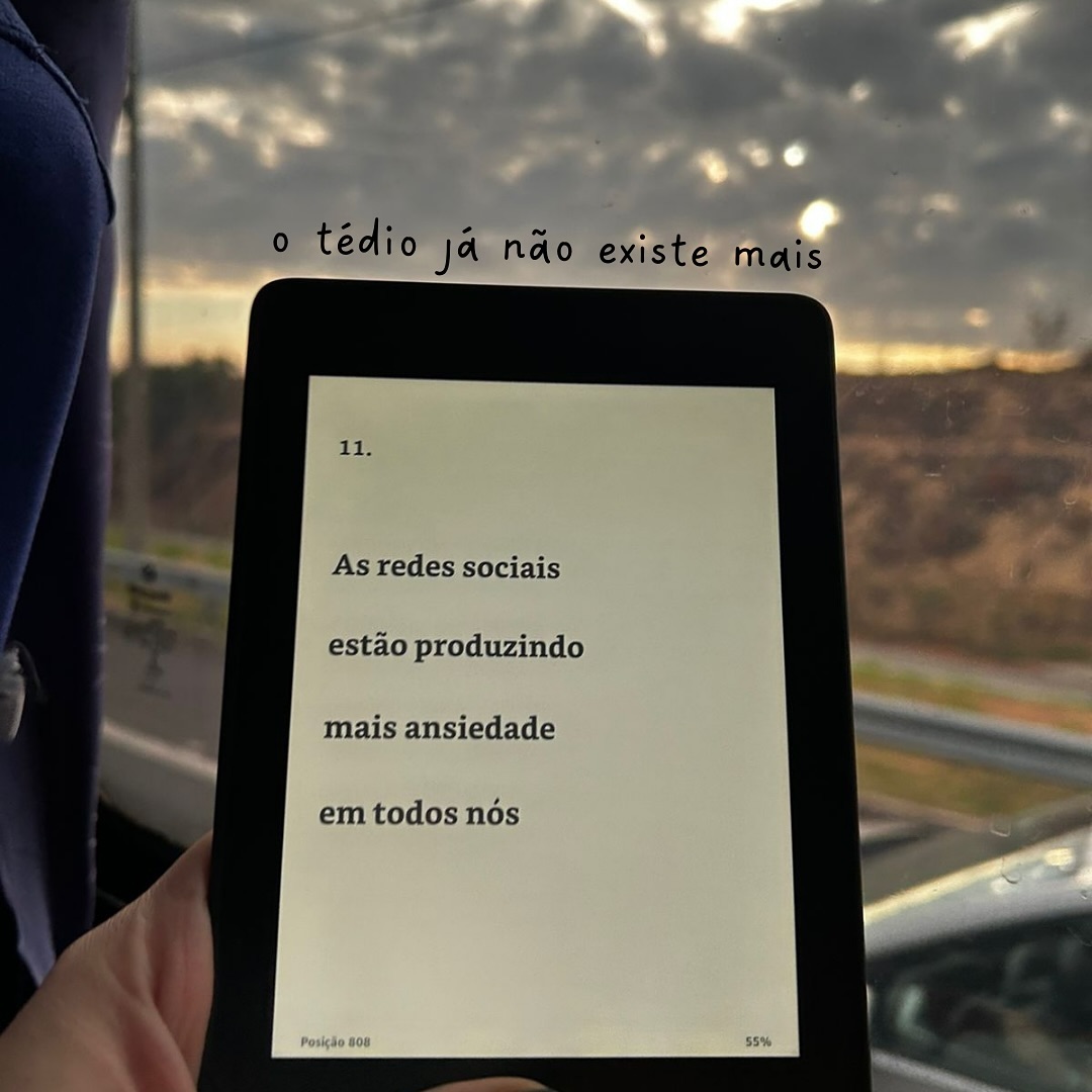 Você lembra qual foi a última vez que sentiu tédio?📱
Com as redes sociais sempre ao alcance de nossas mãos, estamos constantemente distraídos, pulando de uma notificação para outra. Alguns artigos já apontam que o tédio (aquela sensação de não ter nada para fazer) está desaparecendo. Mas será que isso é realmente positivo?
O tédio, apesar de desconfortável, tem seu valor... Ele nos empurra para a criatividade, nos faz refletir e até nos ajuda a nos reconectar com nossos pensamentos e sentimentos. Às vezes, é no vazio que encontramos o que procurávamos.