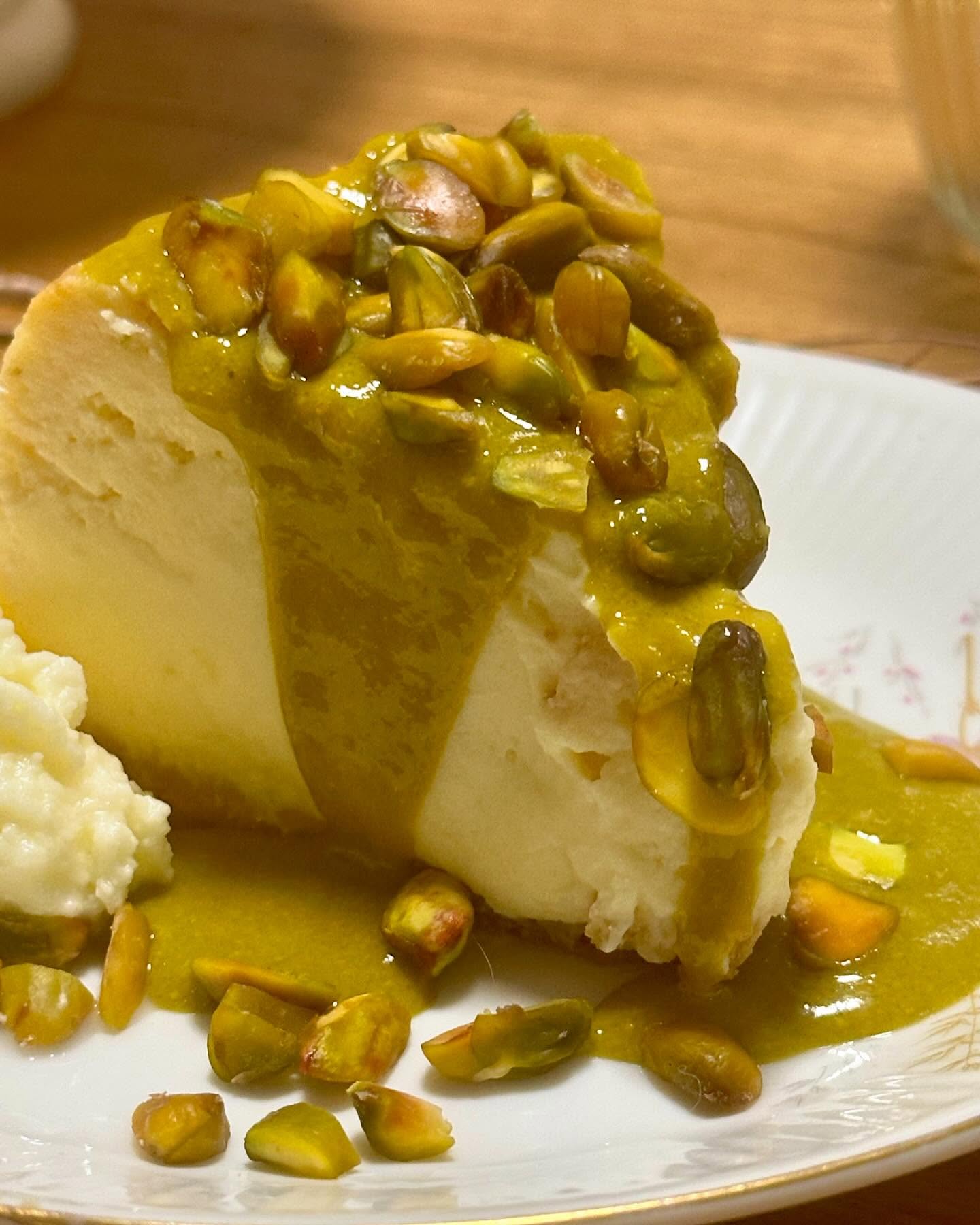Cheesecake de Pistacho: base de vainilla, cream cheese de pistachos y cobertura de crema de pistachos.
“Dame un cheesecake de pistachos y moveré el mundo.”
#cheesecakepistacchio #cheesecake #tartadequesodepistacho #pistacchio #pistacholovers #cheesecakelover #cheesecakes #cheeselover #pistachio