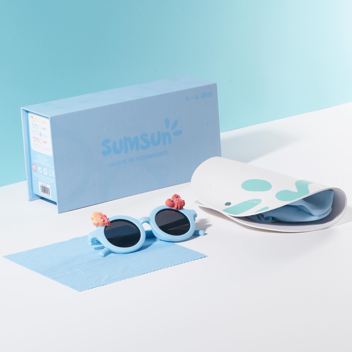 Navega hacia un océano de estilo con las gafas de sol de la colección Ocean de Sumsun. 🌊🐟 Cada detalle, desde la caja hasta la funda y la gamuza, evoca la frescura y la serenidad del mar. Las gafas azules y sus Summies amigos del océano prometen aventuras inolvidables bajo el sol. Abre tu Sumsun y sumérgete en la magia del océano, donde cada ola de estilo espera por ser explorada. 🐠✨ #SumsunOcean #Sumsun #summies #sunglasses #kids #niñosseguros #proteccion #gafasdesol