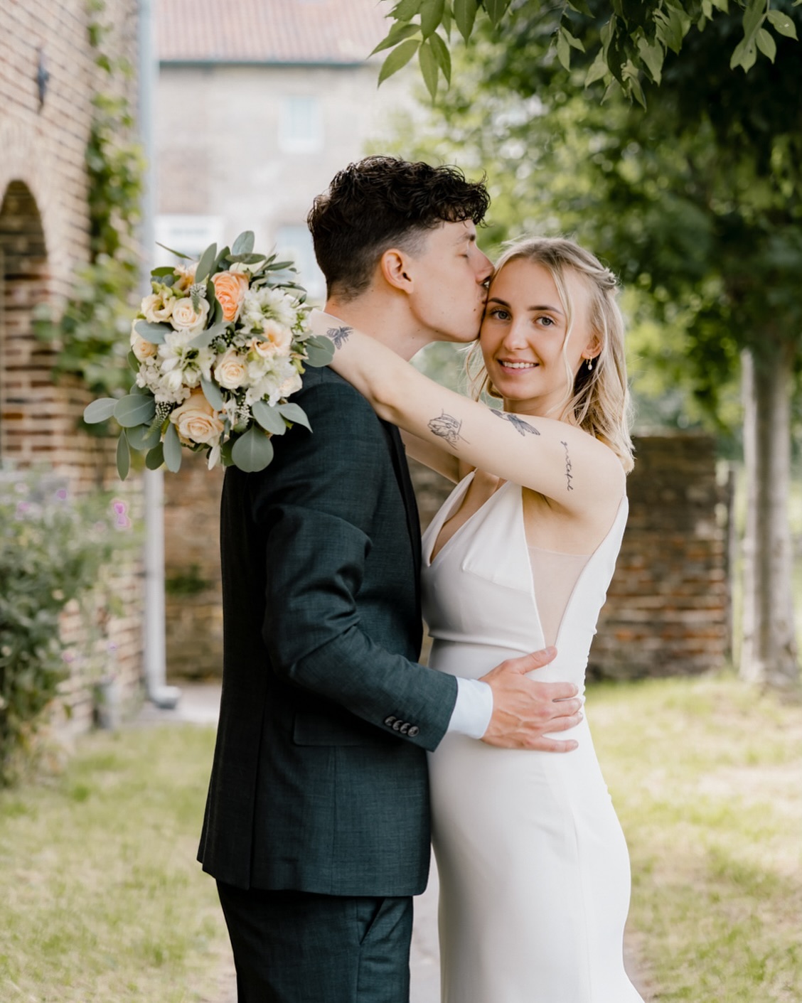 ONE YEAR // ๐
Een jaar +1 dag eigenlijk. Want gisteren waren lieve Sanne en Menno 1 jaar getrouwd. Ik mocht vorig jaar hun mooie dag vastleggen. Toen nog met een kleintje op komst. Inmiddels zijn ze een jaar verder en een mooi dochtertje rijker ๐
Ga jij trouwen in 2025 en ben jij op zoek naar een fotograaf? Stuur me een berichtje om te checken of ik jullie datum nog beschikbaar ben, of download mijn trouwbrochure via mijn website
๐fotoโs zijn gemaakt bij @deschapenweide.nl
.
.
.
#trouwfotograaf #trouwfotograaflimburg #trouwfotograafzuidlimburg #trouwen2025 #trouwen2024 #weddingphotography #bride #bruid #bruidsfotografie #bruidsfotograaf