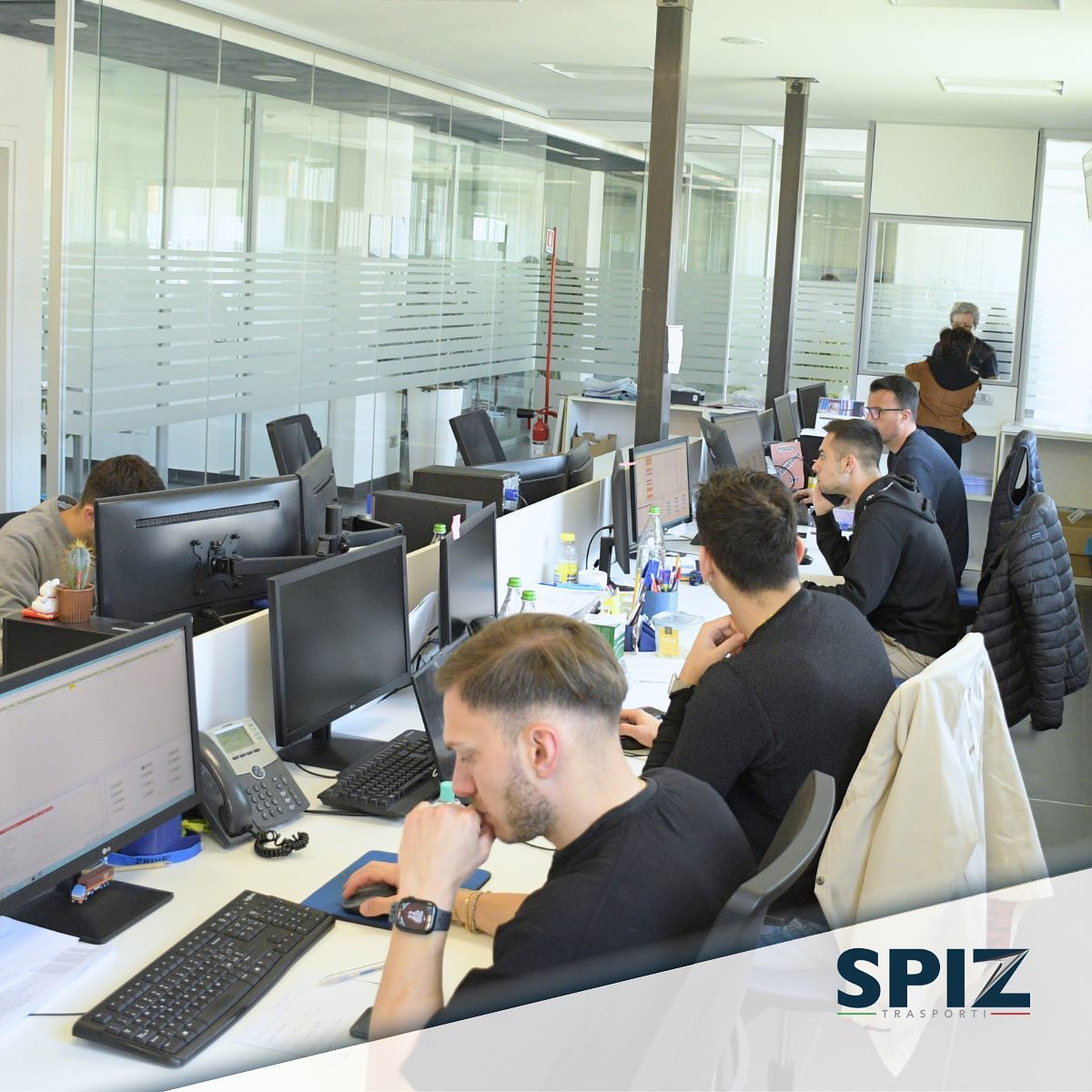💯In Spiz Trasporti, siamo mossi dalla passione e guidati da un team dinamico che rappresenta il vero cuore dell'azienda.
Nel nostro ambiente di lavoro, la collaborazione e il supporto reciproco sono fondamentali. Ci impegniamo a creare opportunità di crescita e sviluppo per ogni membro, incoraggiandoli a perseguire i propri obiettivi e a superare i propri limiti.
Più che un semplice luogo di lavoro, Spiz Trasporti è una grande famiglia. Ci sosteniamo a vicenda nei momenti di sfida, celebriamo insieme i successi e creiamo legami che vanno oltre il lavoro stesso.
#SpizTrasporti #TeamDinamico #Passione #ValoreUmano #CulturaAziendale #LavoroDiSquadra #Sostenibilità #Logistica