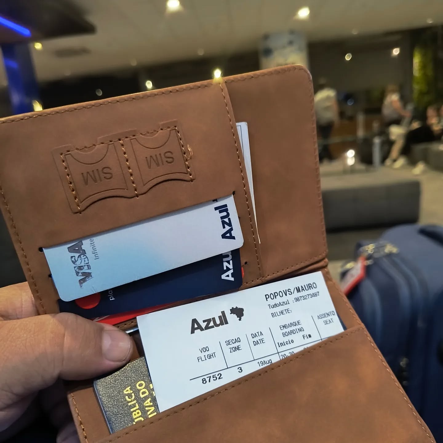 Uma boa viagem começa muito antes de entrar num avião, começa no planejamento desde a saída da sua casa. Chegar com calma e poder relaxar na sala VIP não tem preço!
@irispopovs