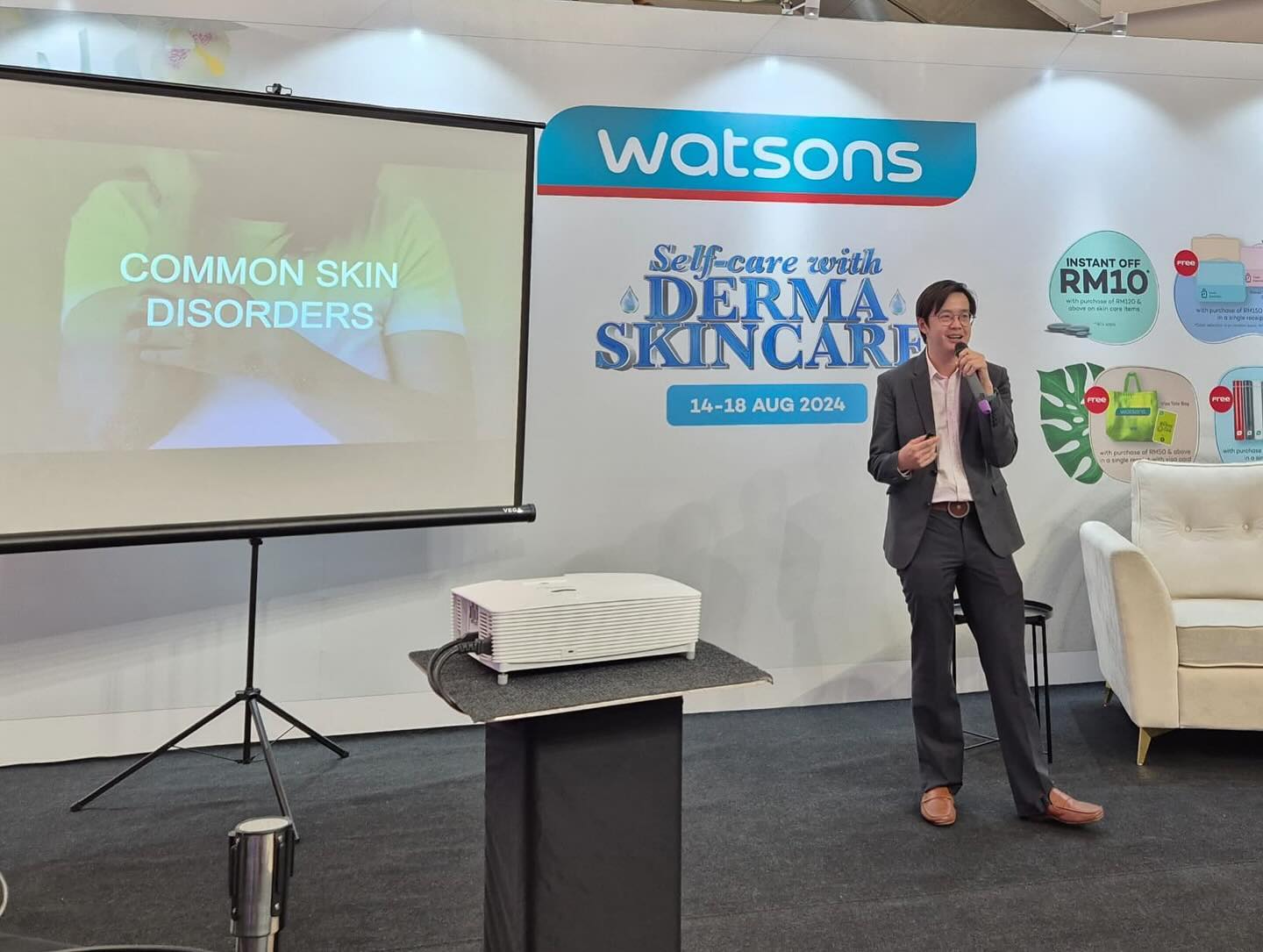 I recently gave a talk on common skin disorders and selecting the right moisturizers. My goal was to raise awareness about issues like eczema, acne, and psoriasis, while addressing some common myths and answering questions about skin protection. A big thank you to Watson and L’Oréal for the invitation.
P/s: I’m also proud that my kids were very attentive, even though they didn’t fully grasp the topic.
