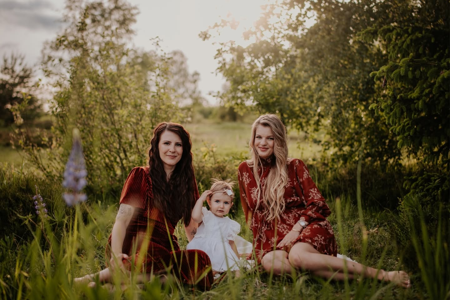 Ich hatte dieses Jahr ein wundervolles Schwestern/Mädelsshooting. Vorher waren wir noch bei der lieben @beatricekober zum Styling bevor es in die Heide ging und wir Bilder zwischen blühenden Lupinen gemacht haben.
Der Papa der kleinen Maus durfte diesmal hinter der Kamera für Bespaßung sorgen 😄😂. Vielen Dank dafür ☺️.
Die Outfits der drei sind übrigen alle aus meinem Kundenkleiderschrank, so müsst ihr euch keine Gedanken machen und alles wirkt schön stimmig.🤭 Wer auch mal Lust auf so ein Shooting hat, schreibt mir gern oder haltet eure Augen auf beim diesjährigen Adventskalender 😉.
Danke für die tolle Zusammenarbeit @beatricekober
🫶🏻
#familienfotografie #familienfotografthüringen #kinderfotografie #kinderfotoshooting
#familienzeit #familytime #familienshooting #familyshoot #lovemyfamily #papazeit #prouddad #proudmommy #familienfotografjena #familienfotografgera #gera #erfurt #fotoshooting #fotografthüringen #wildatheart #dirtybootsmessyhairfamily #fotografravensburg #fotografbodensee