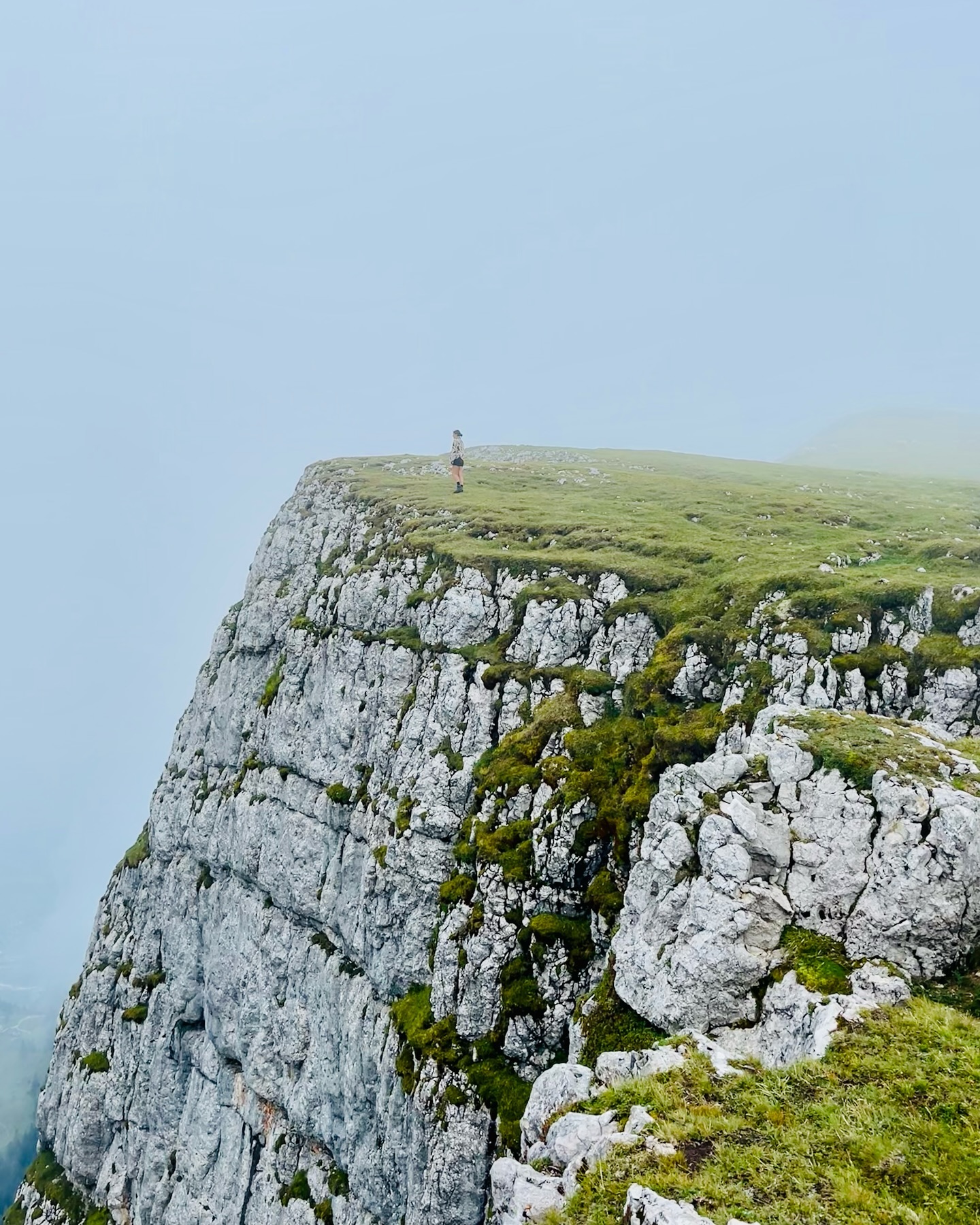 A mystical journey through the fog.
#homeiswherethemountainsare #mountainadventures #foggymorning