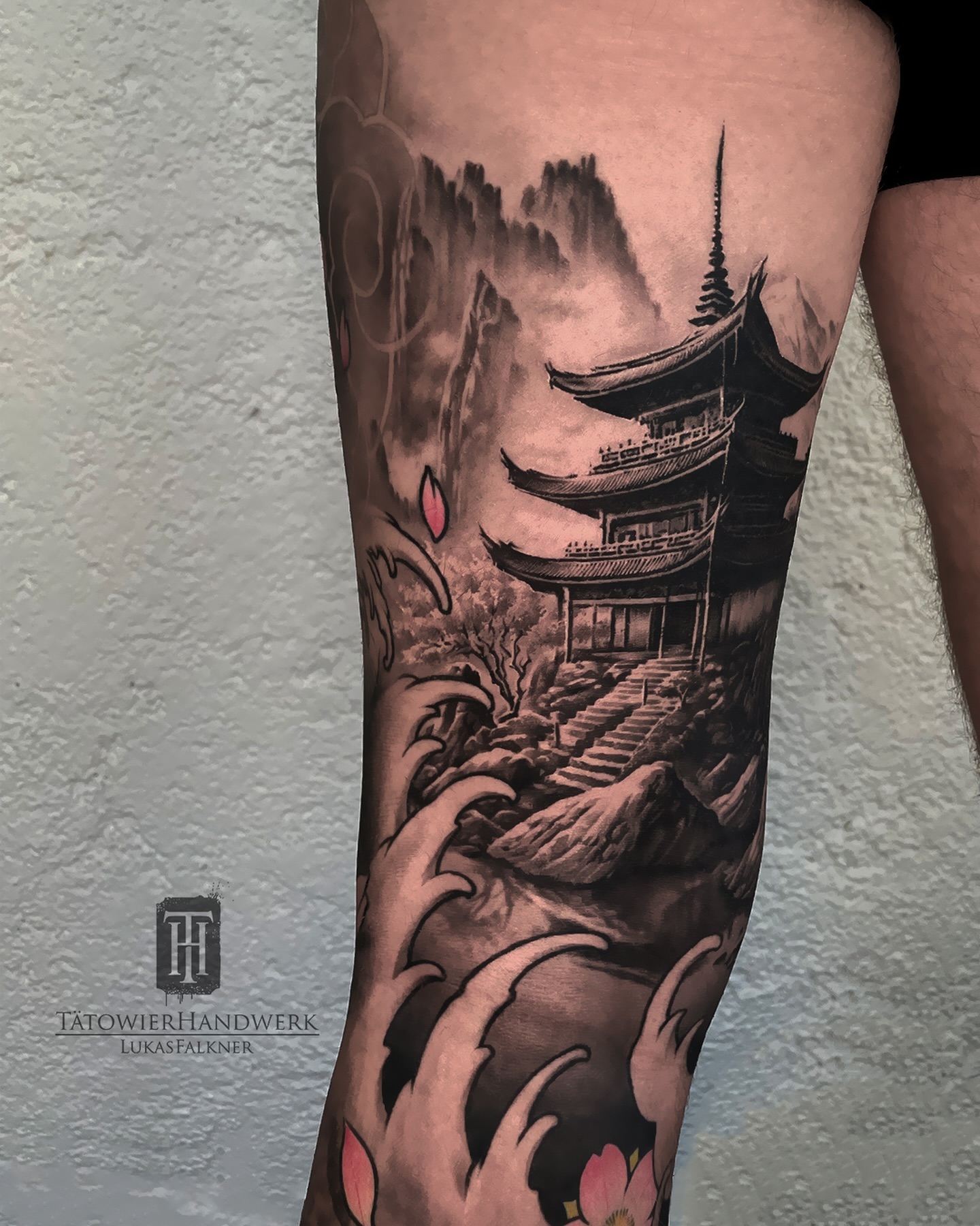 Japanese pagoda called „tō“
#Pagoda #cherryblossom #Japanese #Tattoo #Tattoos #ink #tattooartist