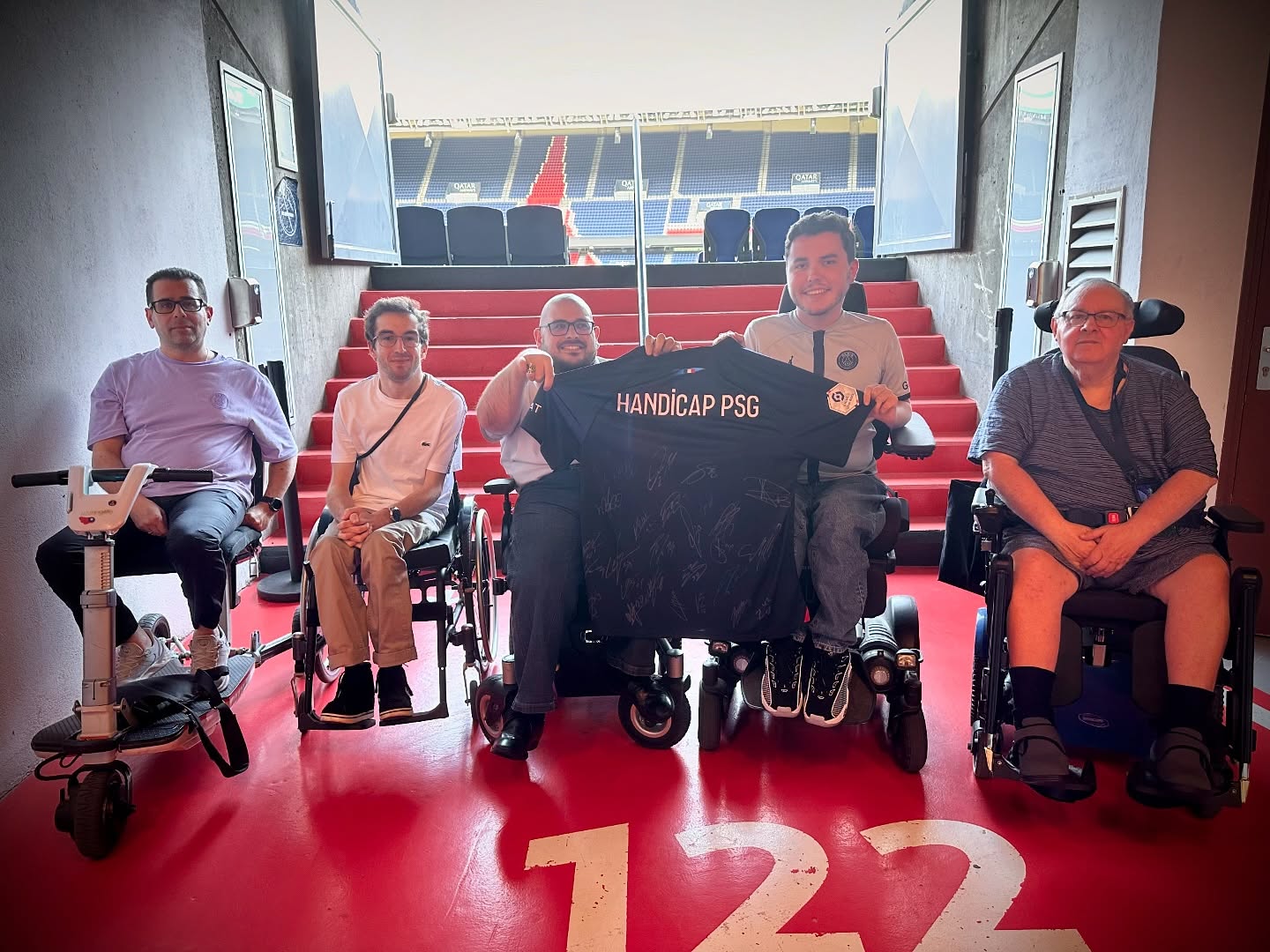 Comme à chaque début de saison, notre association était en réunion avec nos référents supporters du @psg !
Cet échange est essentiel pour pouvoir remonter tout ce qui fonctionne bien, et parfois moins bien : afin d’avancer ensemble pour améliorer les choses dans la continuité du travail fait tout au long de la saison
Nous tenions tout particulièrement à remercier le club pour ce maillot dédicacé par l’ensemble des joueurs et floqué au nom de notre association 🔴🔵
ICI C’EST PARIS
#psg #handicappsg #parcdesprinces #maillotdedicacé