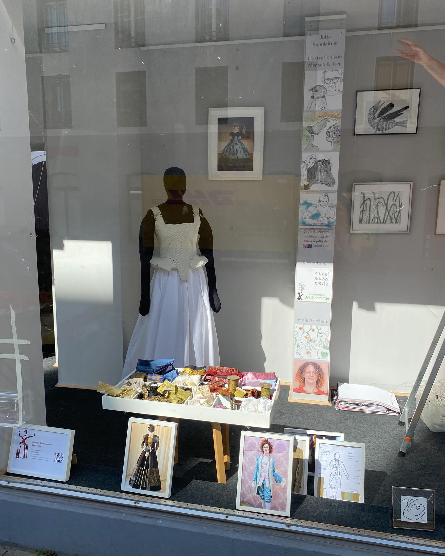 Das Kunstschaufenster Regensburg dient als Showroom für meine Historische Gewand Schneiderei.