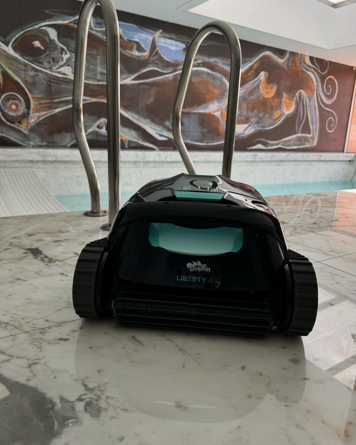 O robô de piscinas Dolphin Liberty 400 é a última novidade do fabricante Dolphin. A bateria de Litio-ion de 5.000 mAh