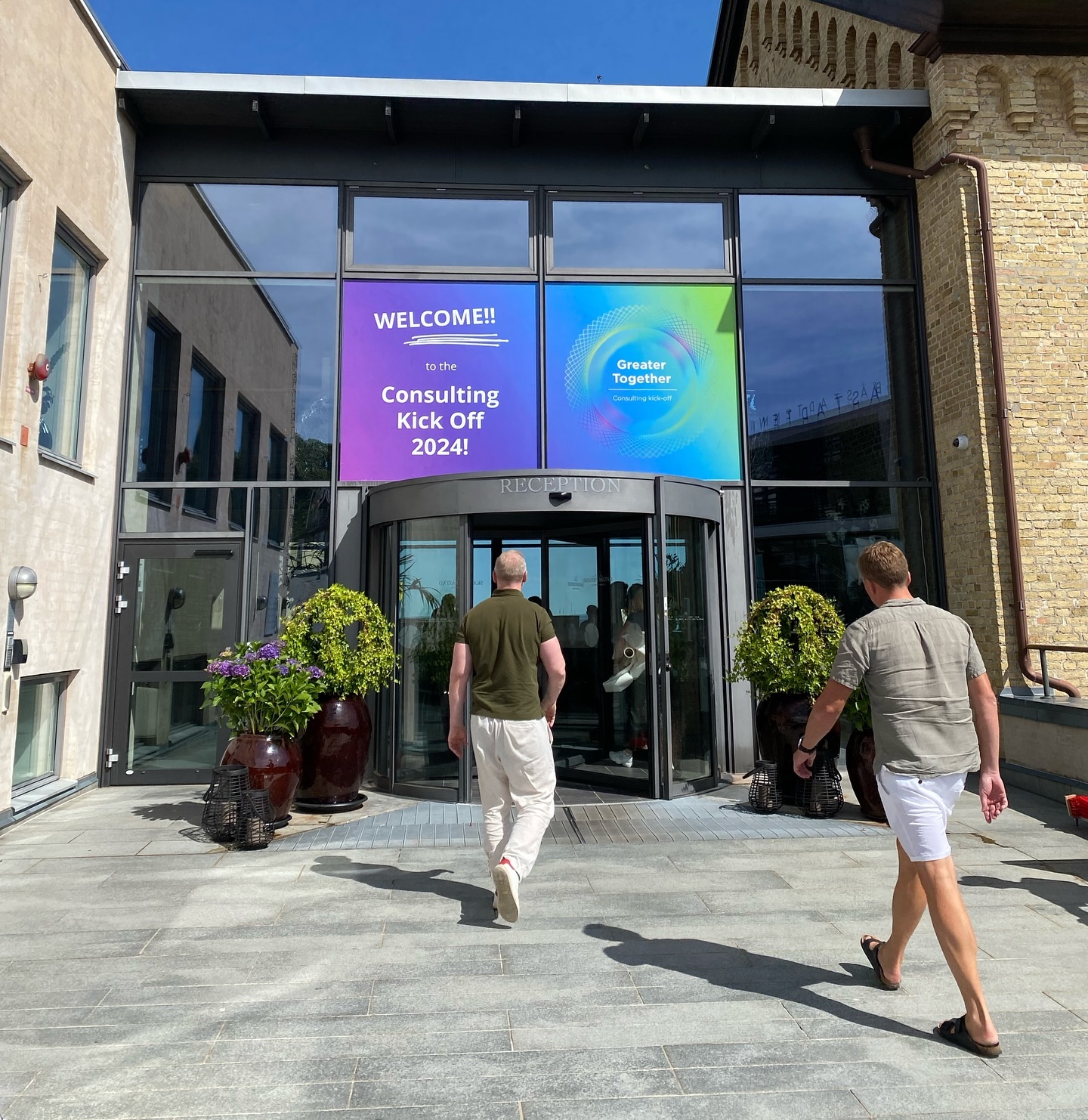 För några veckor sedan hade vi ett av årets mest efterlängtade event i fantastiska, soliga Båstad!☀️
450 deltagare från hela landet samlades för konferens, aktiviteter och riktigt bra fest. Konferensen inleddes naturligtvis med en spännande tennismatch, inget annat är accepterat i Båstad🎾
Tack till alla inblandade för helt otroliga dagar!!💖