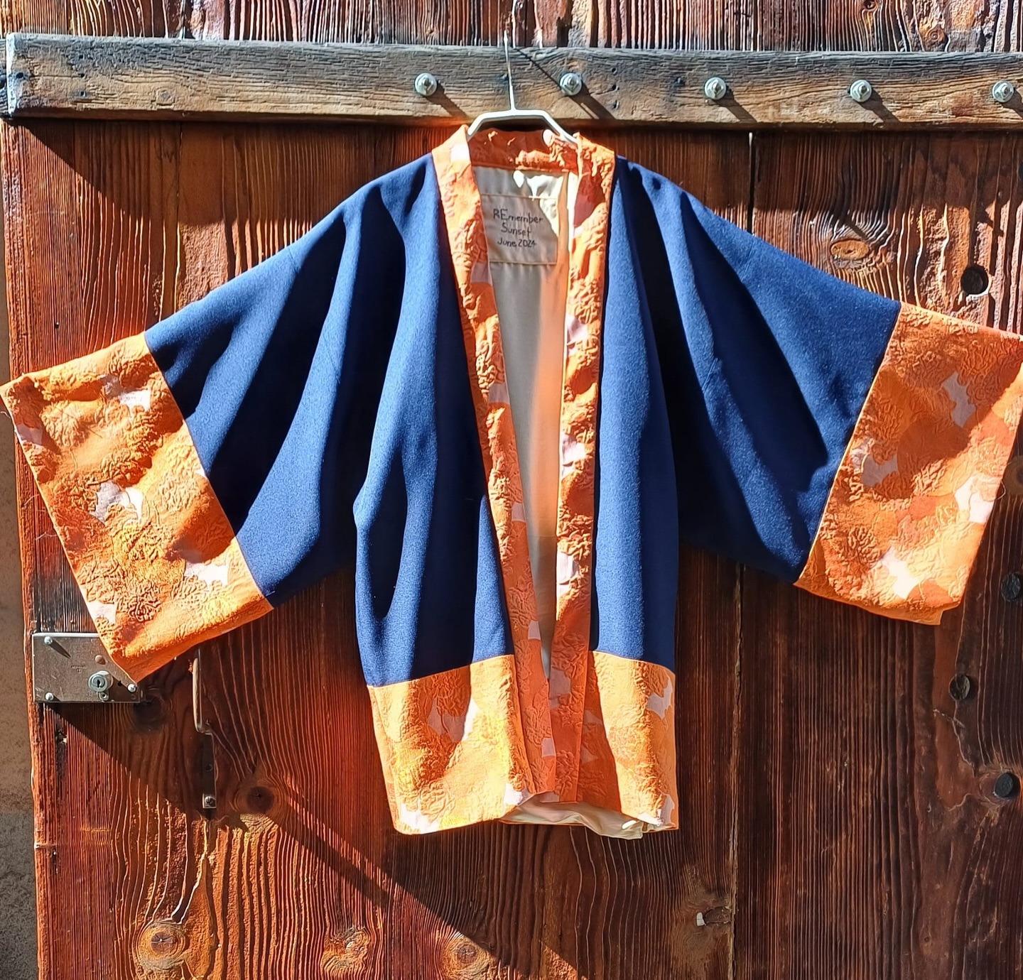 REmember Sunset, made in June 2024 - The first piece from the REmember collection. Handmade from secondhand and vintage fabrics in Zurich by Elena 🌞
Inspired by the beautiful art of Japanese Kimonos and late summer evening sunsets.
This piece already found a happy proud owner. But stay tuned for more! More unique handmade pieces will follow soonish. For sure never boring, always high-quality slow fashion.
#secondhand #vintage #zurich #sewing #handmadewithlove