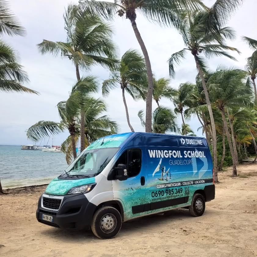 🌊🚐 NOUVEAU LOOK pour notre van ! 🚐🌊
On est super fiers de vous présenter notre tout nouveau van personnalisé grâce à notre partenariat avec Rodstuffs Gwada et DUOTONE ! 😍🔥
Il ne passera pas inaperçu sur les routes de Guadeloupe 😎. Le van reflète parfaitement l’esprit de notre école Wingfoil School Guadeloupe et notre amour pour le wingfoil. Grâce à DUOTONE, on vous équipe toujours avec du matériel de glisse haut de gamme pour des sensations au top !
➡️ Découvrez l’histoire derrière ce projet et notre collaboration avec Rodstuffs Gwada en lisant notre nouvel article de blog ! Lien dans la bio ⬆️
Prêt à nous rejoindre pour rider ? 🚀
@rodstuffs_gwada
#WingfoilGuadeloupe #RodstuffsGwada #DUOTONE #VanLife #Wingfoil #NouveauLook #wingfoilschoolguadeloupe #Guadeloupe #Watersports